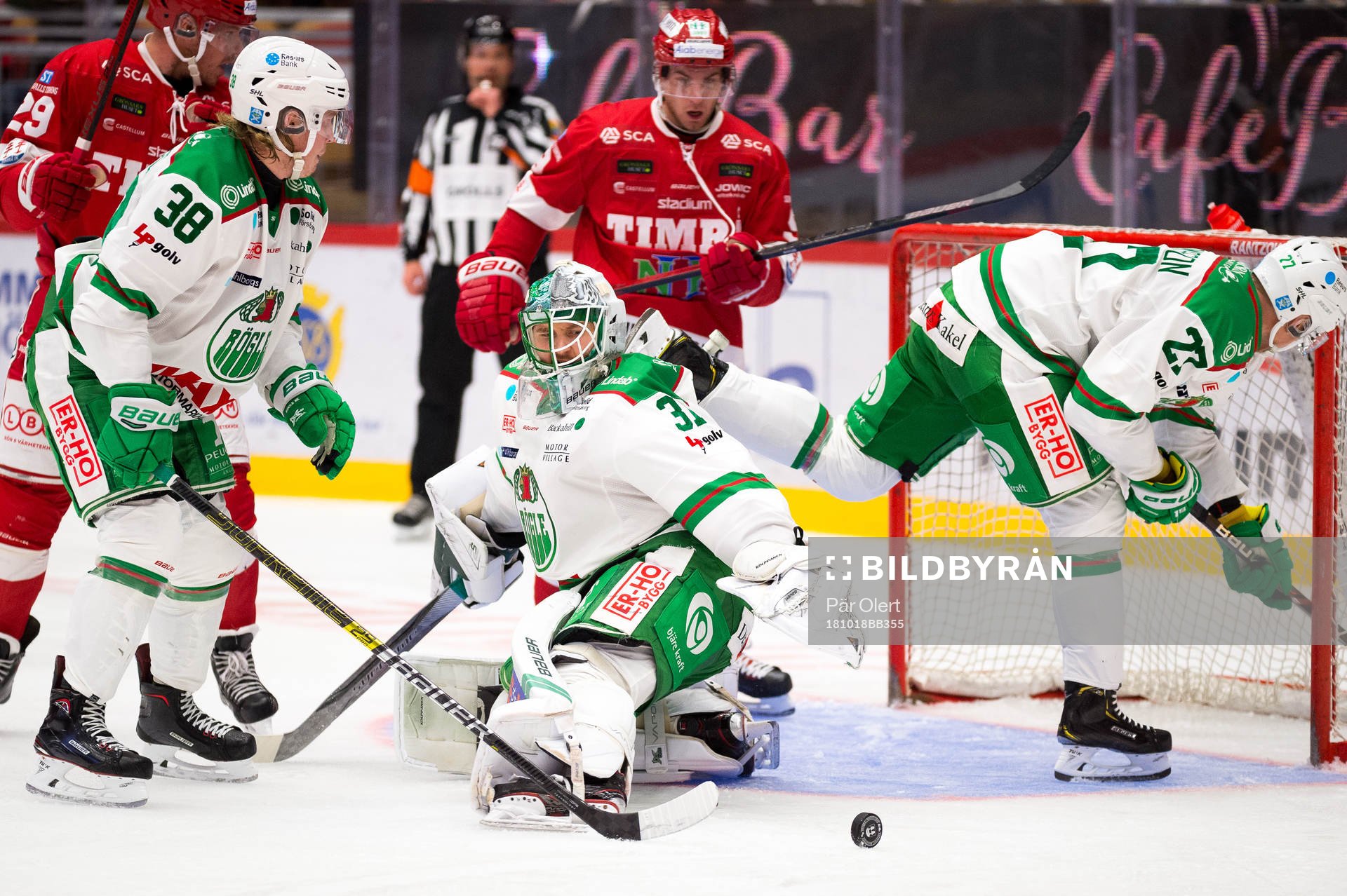 Rögles målvakt Ville Kolppanen räddar