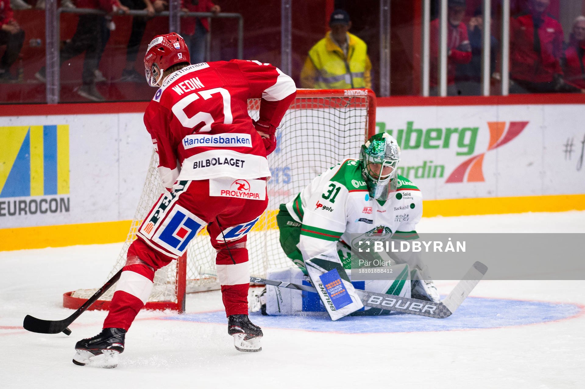Timrås Anton Wedin gör 4-3 målet bakom Rögles målvakt