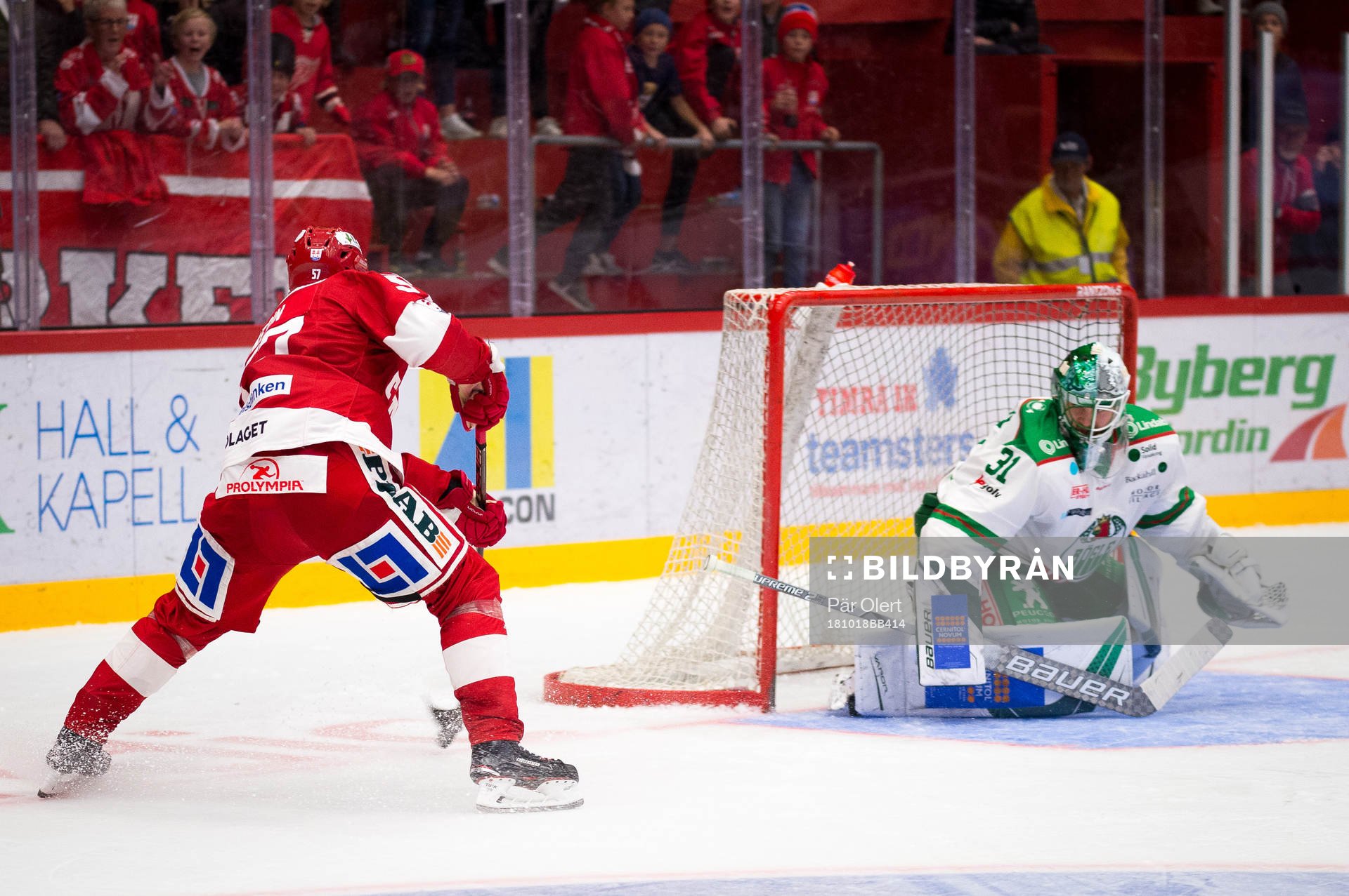 Timrås Anton Wedin gör 4-3 målet bakom Rögles målvakt