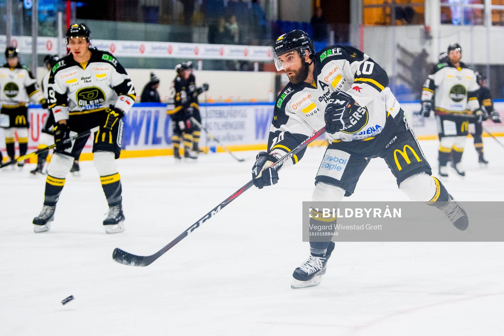 Jacob Lagacé of Stavanger Oilers warms up