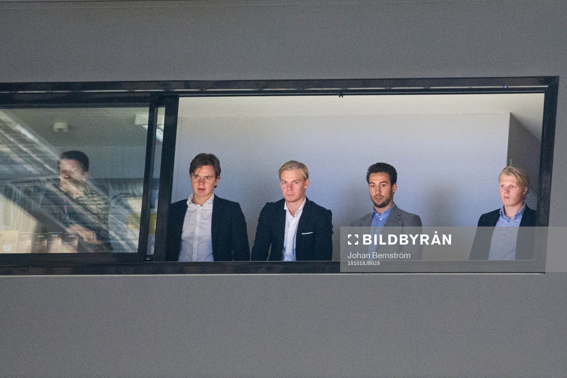 Örebros Aaron Palushaj tittar på från läktaren