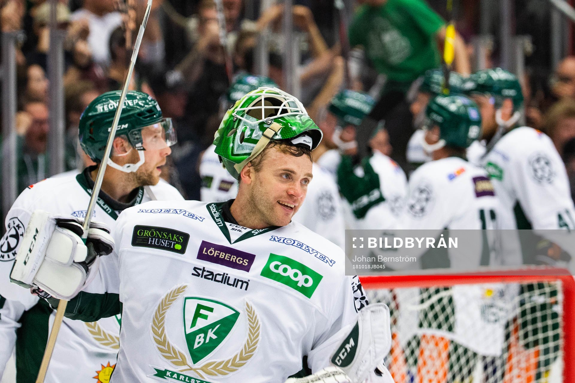 Färjestads målvakt Markus Svensson jublar