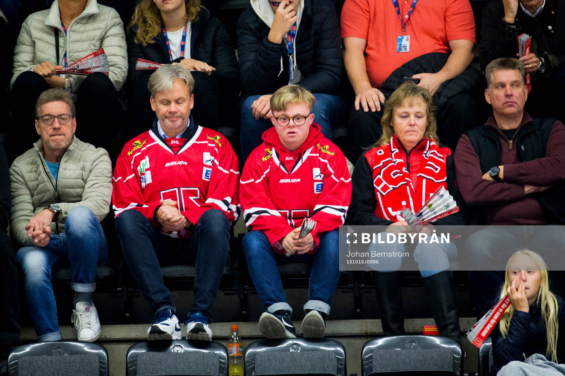 Örebrosupportrar ser deppiga ut