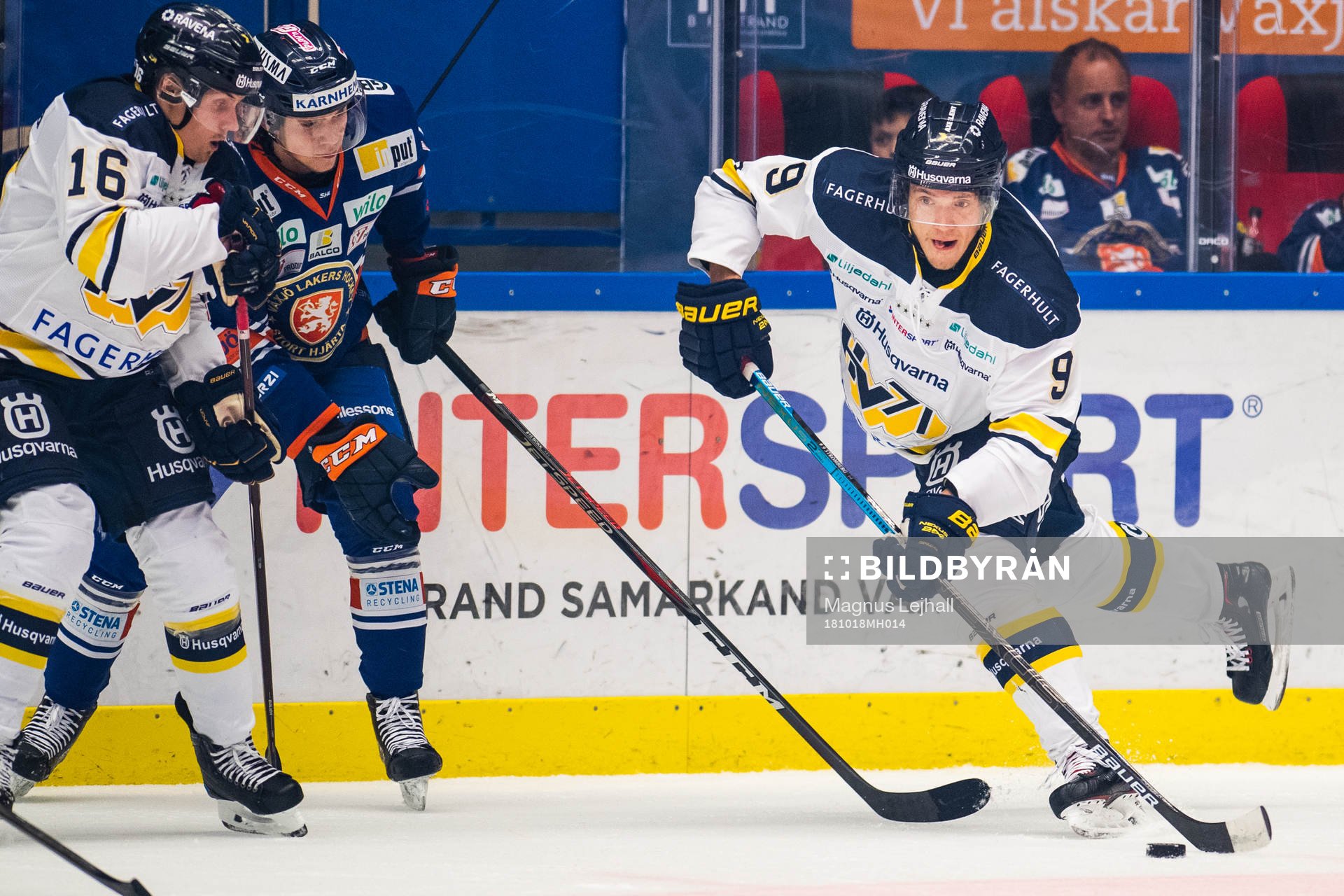s Didrik Strömberg driver pucken