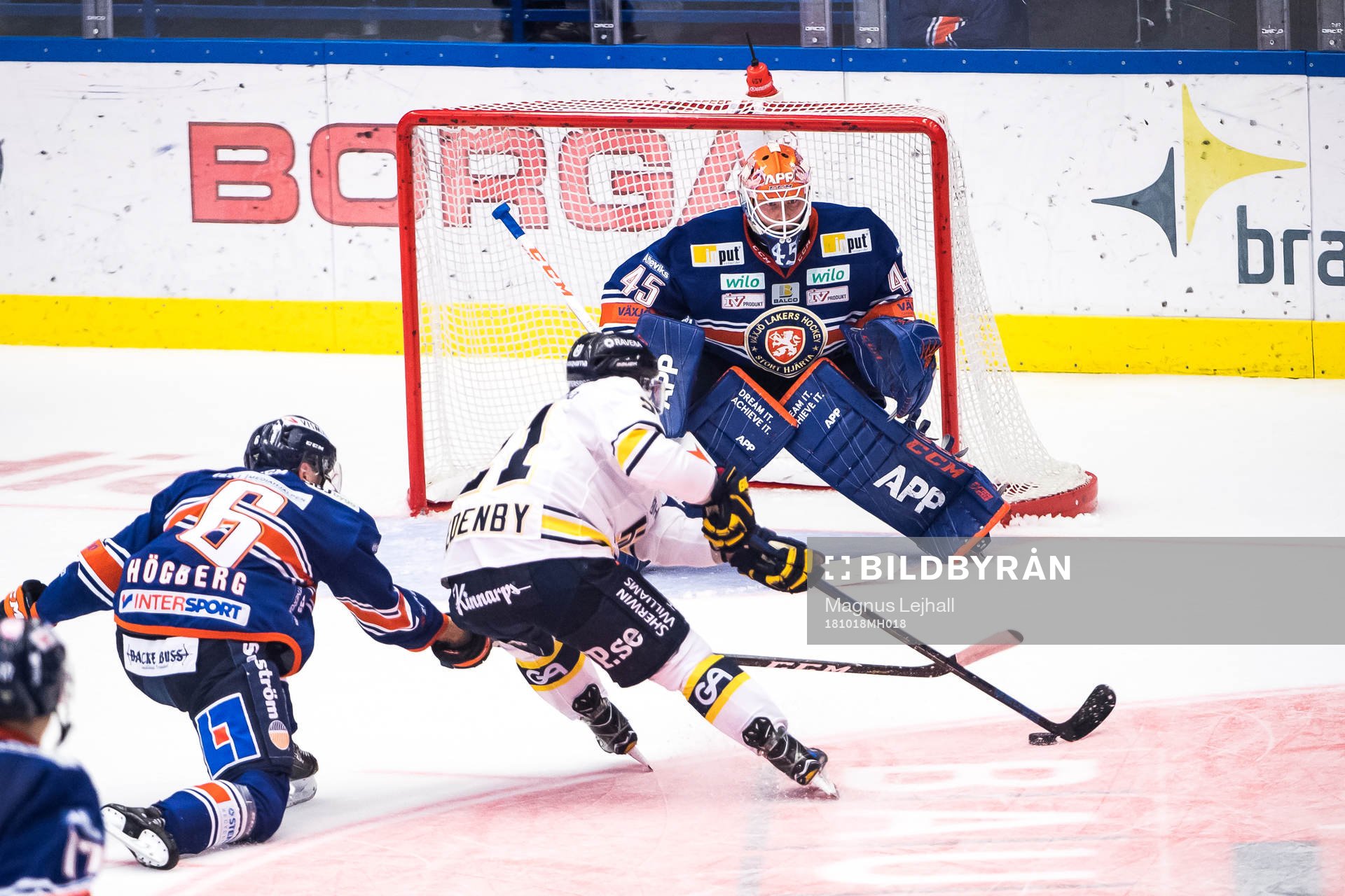 s Mattias Tedenby  oroar framför Växjös målvakt Viktor