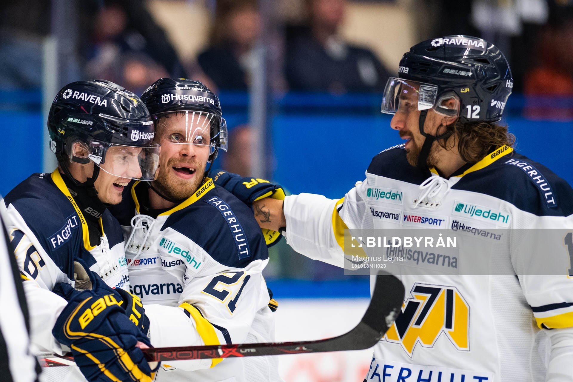 s Markus Ljungh jublar med Mattias Tedenby och Andreas