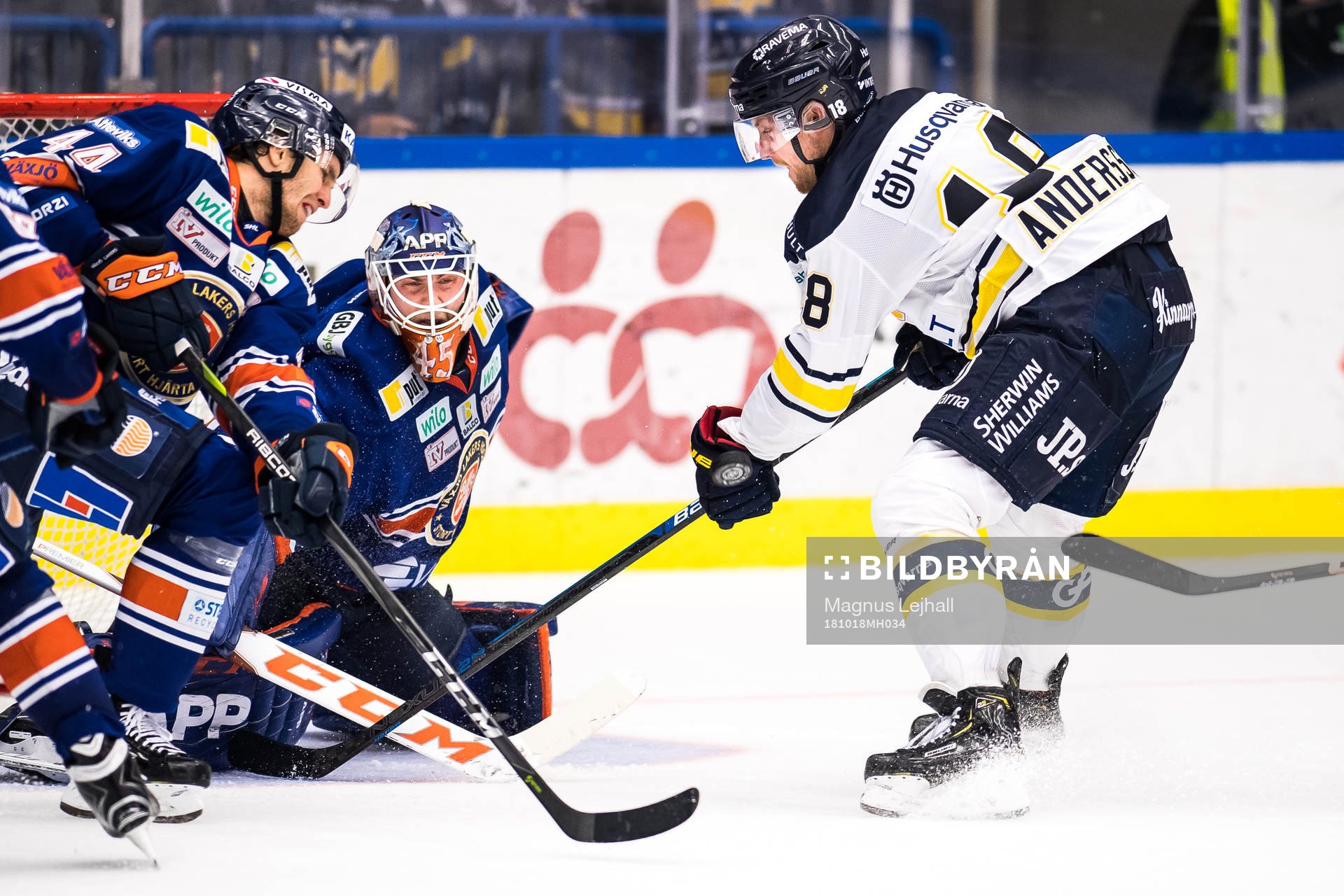 s Joakim Andersson oroar framför Växjös målvakt Viktor