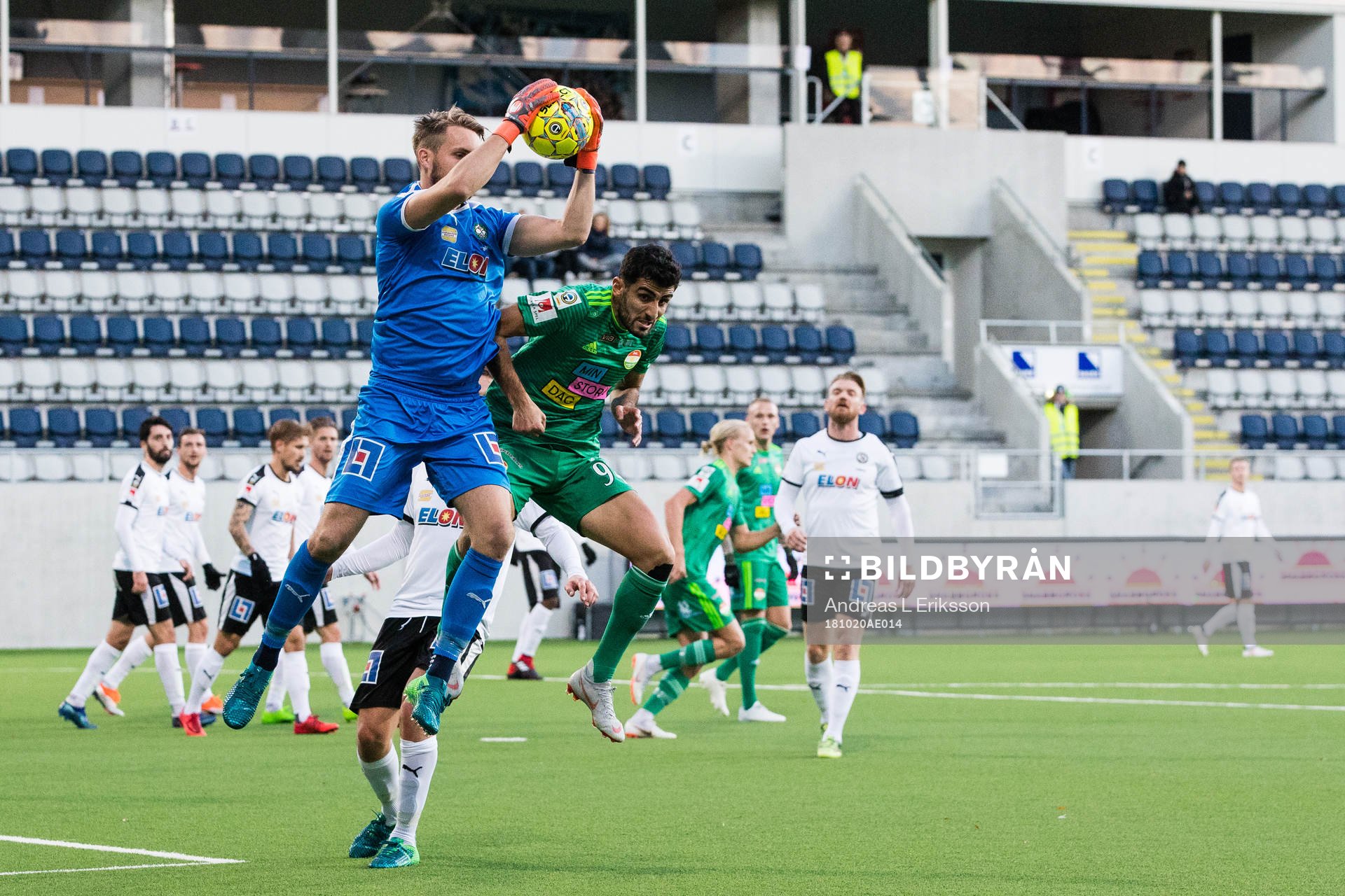Örebros målvakt Oscar Jansson i kamp om bollen med