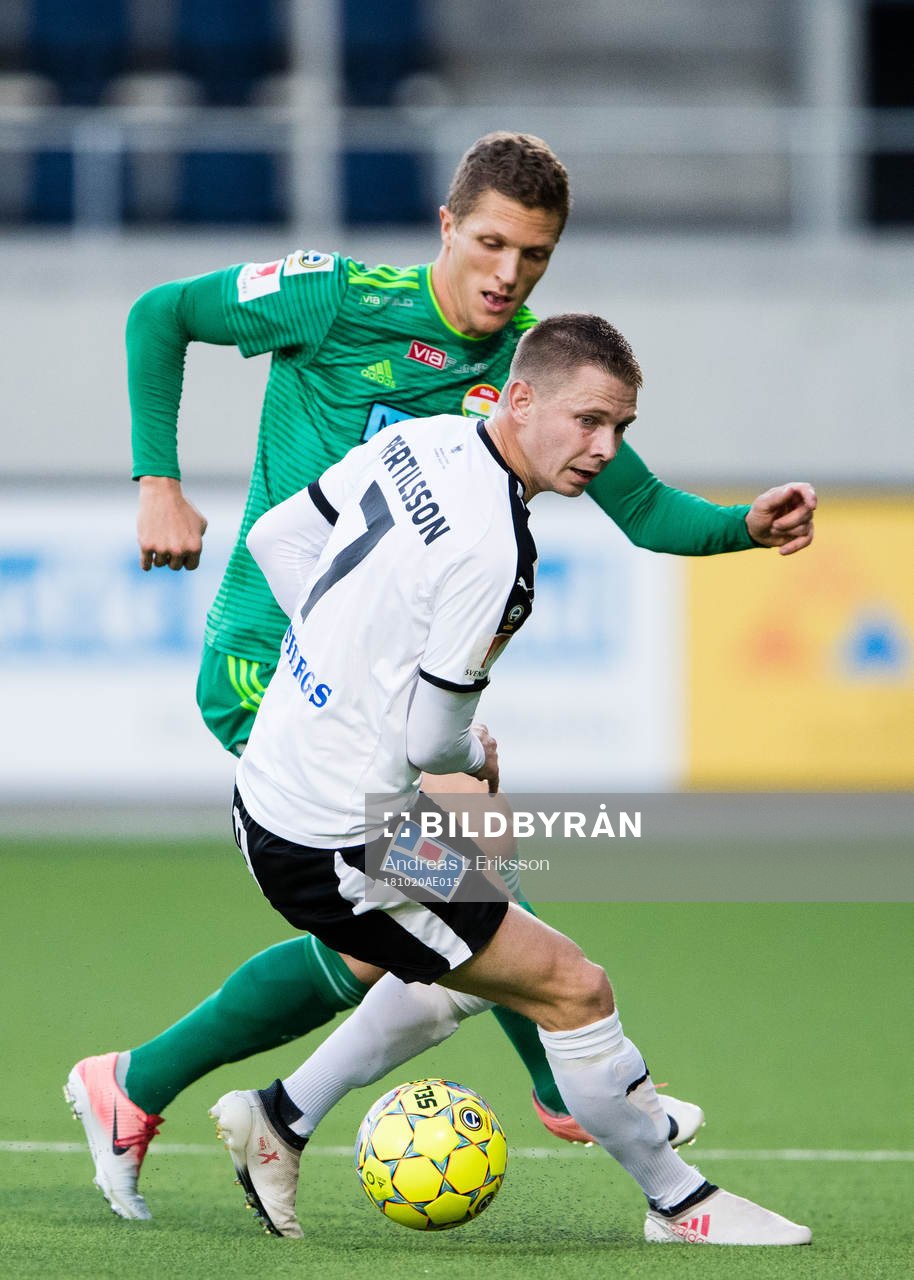 Dalkurds Alexander Ekblad i kamp om bollen med Örebros