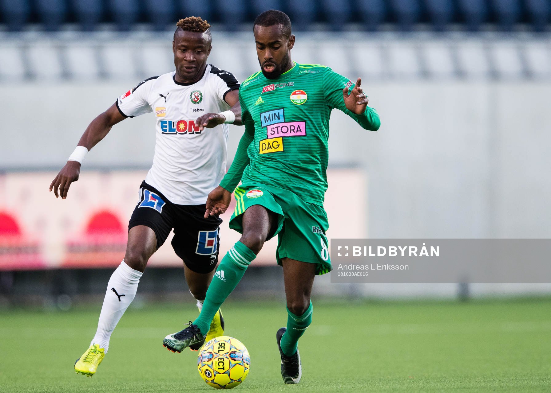 Örebros Kennedy Igboananike i kamp om bollen med Dalkurds Ammar Ahmed under fotbollsmatchen i Allsvenskan mellan Dalkurd och Örebro den 20 oktober 2018 i Stockholm.