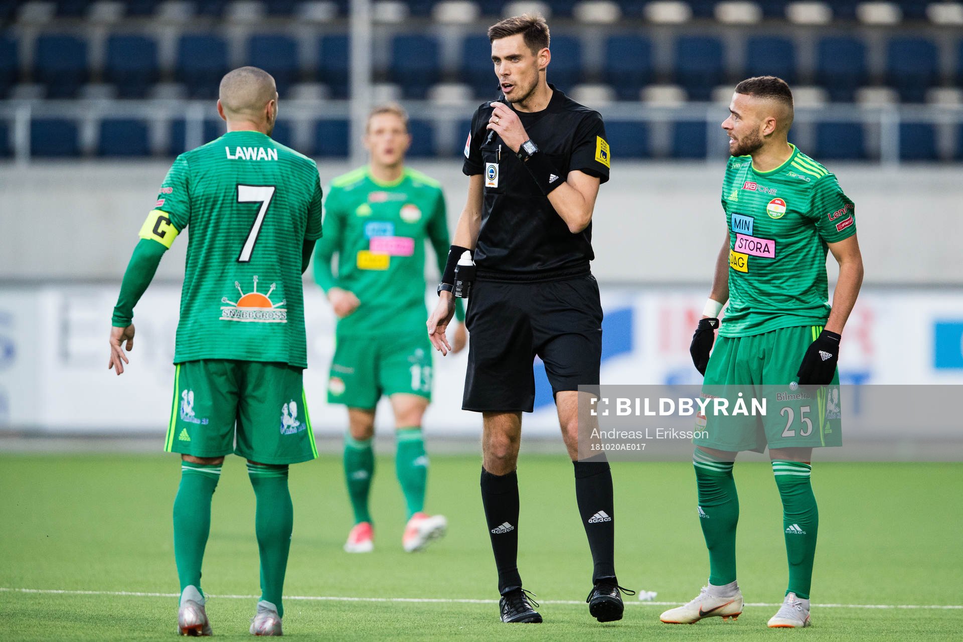 Domare Magnus Lindgren talar med Dalkurds Rawez Lawan och