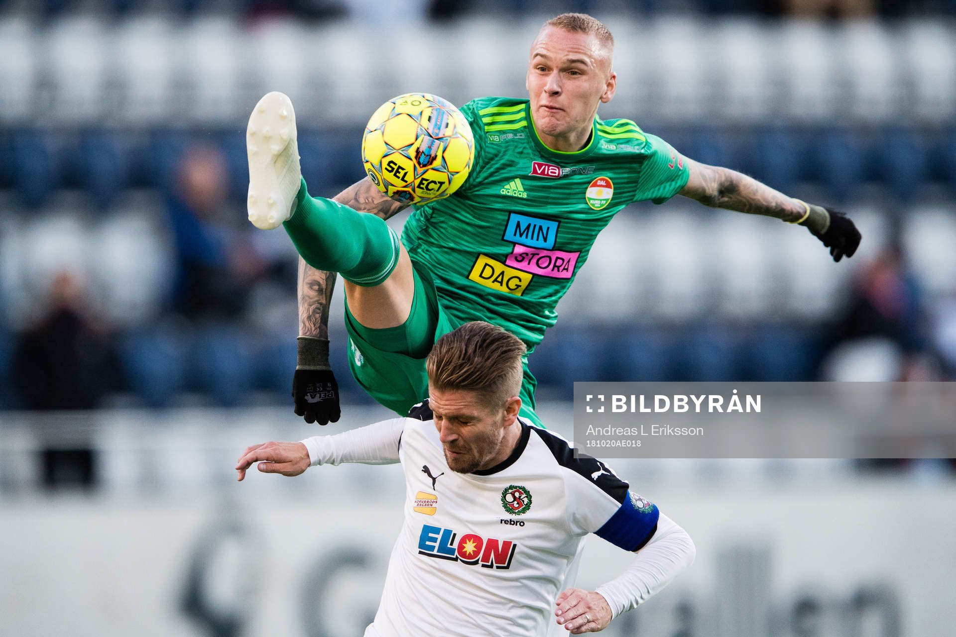 Dalkurds Adam Ståhl i kamp om bollen med Örebros Martin Lorentzson under fotbollsmatchen i Allsvenskan mellan Dalkurd och Örebro den 20 oktober 2018 i Stockholm.