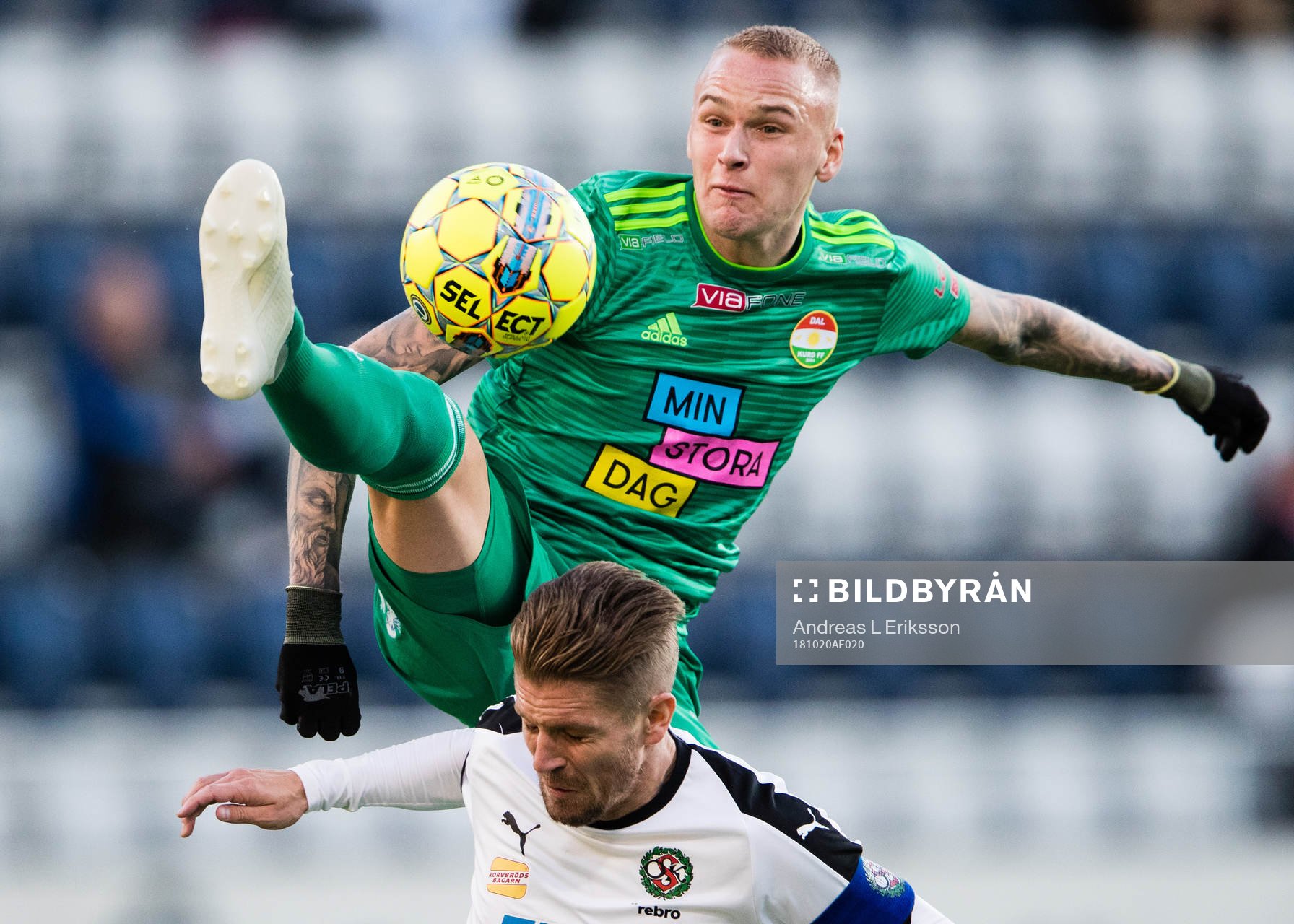 Dalkurds Adam Ståhl i kamp om bollen med Örebros Martin