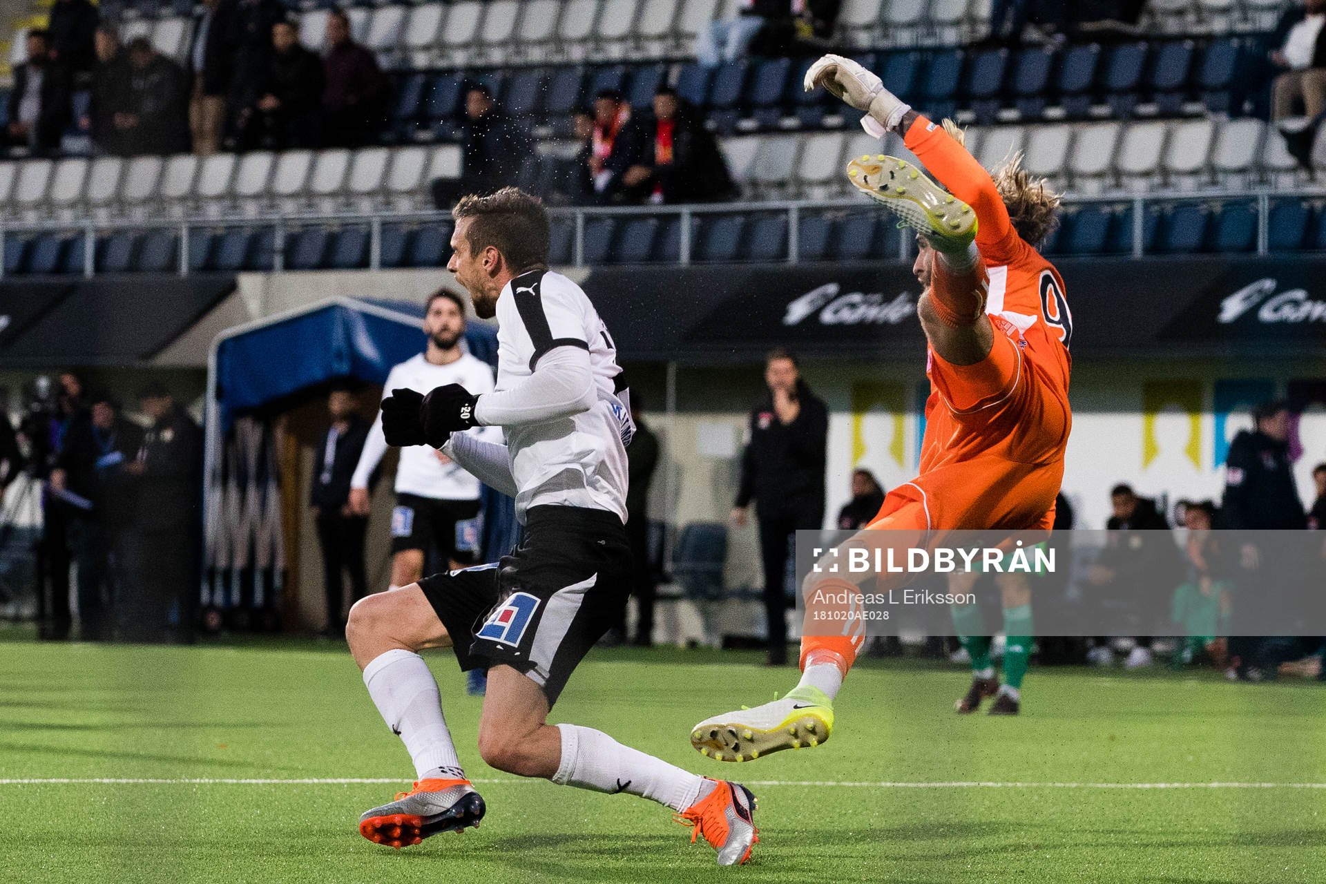 Örebros Filip Rogic och Dalkurds målvakt Stefan van der
