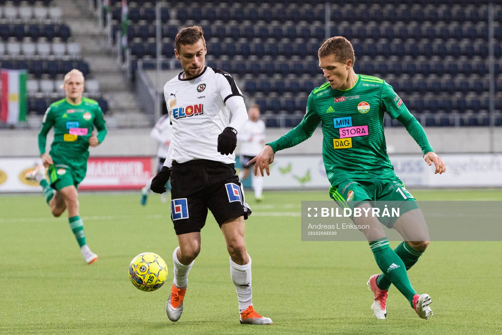 Örebros Filip Rogic i kamp om bollen med Dalkurds