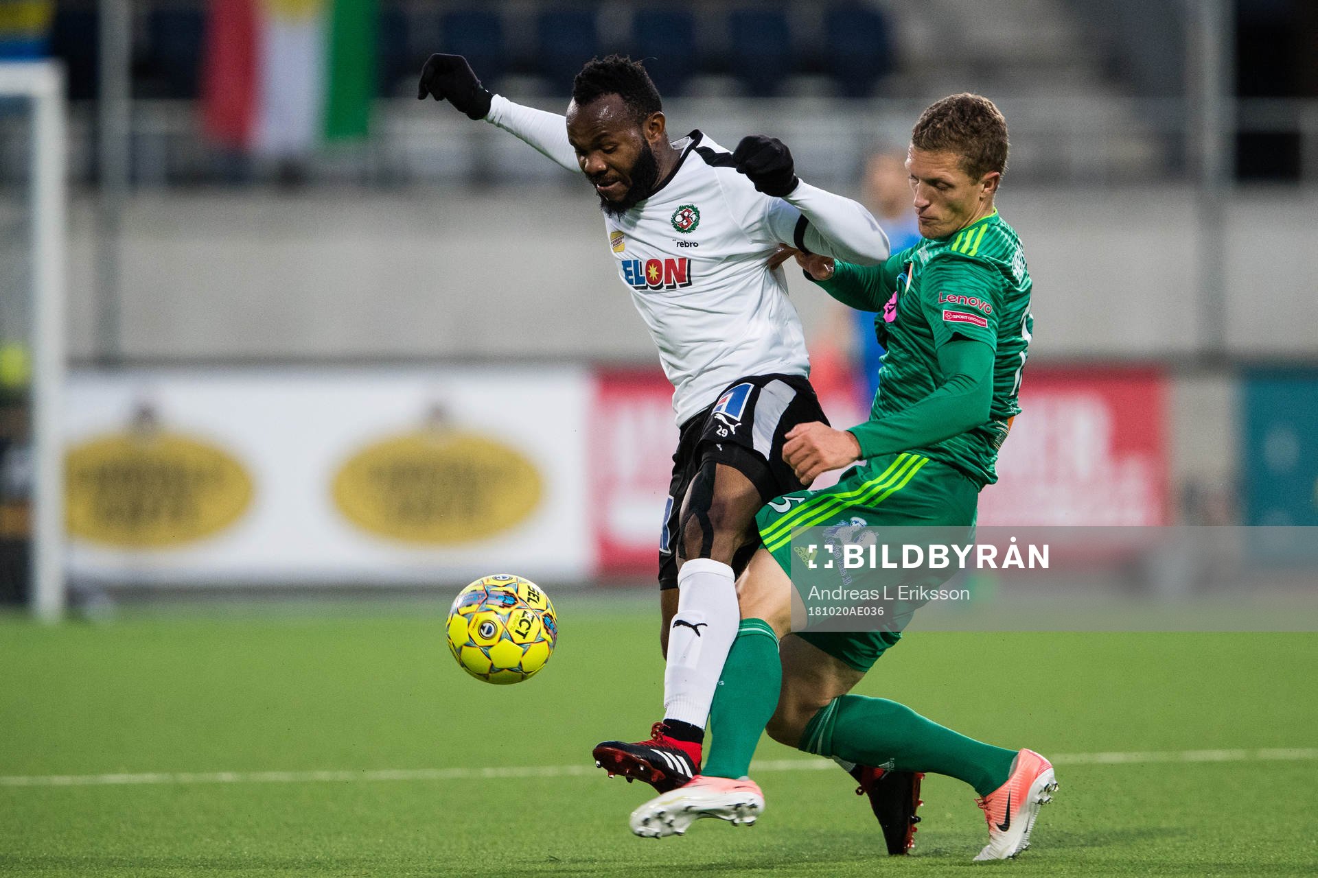 Örebros Michael Junior Omoh i kamp om bollen med Dalkurds