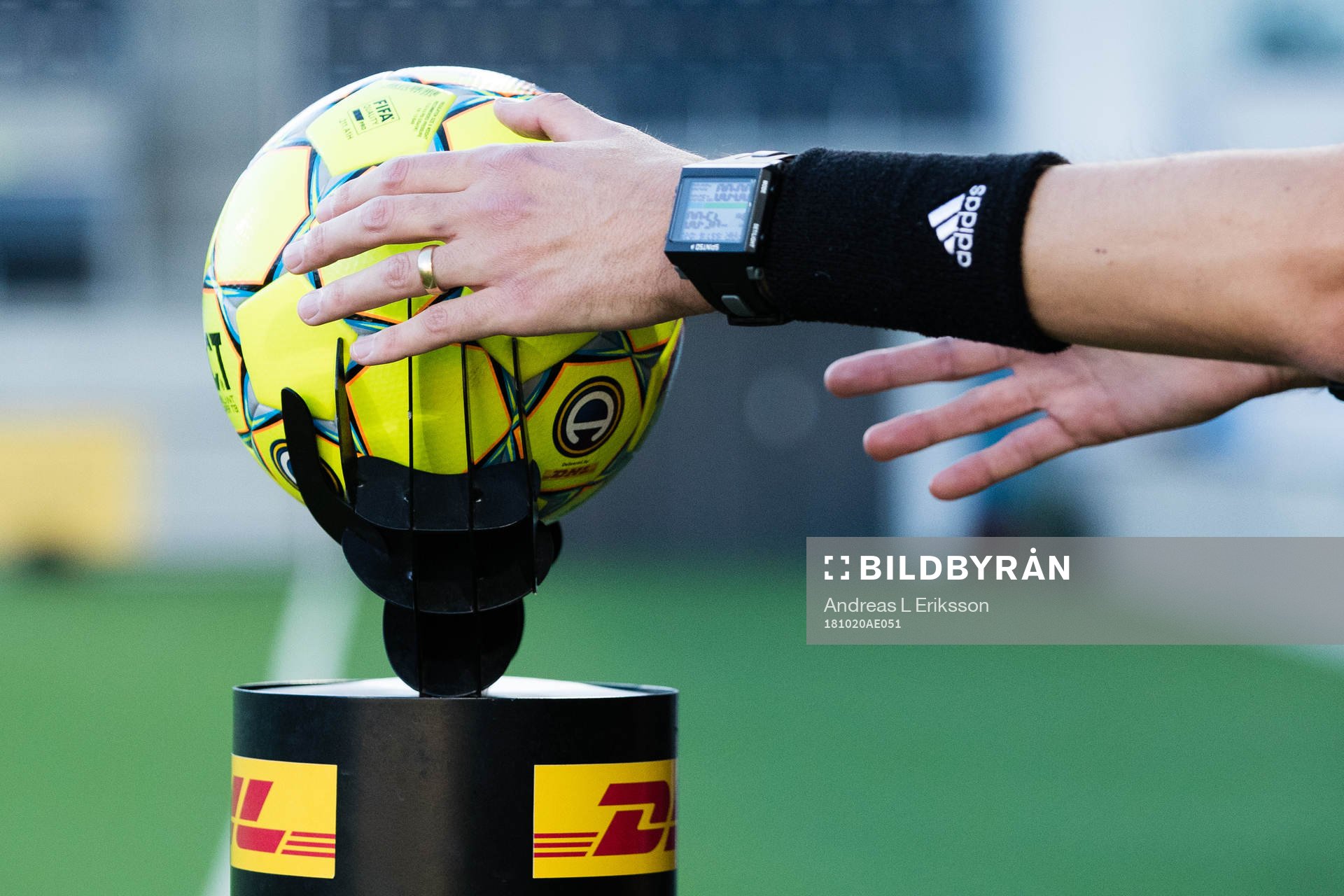 Domaren plockar upp matchbollen inför fotbollsmatchen i Allsvenskan mellan Dalkurd och Örebro den 20 oktober 2018 i Stockholm. 