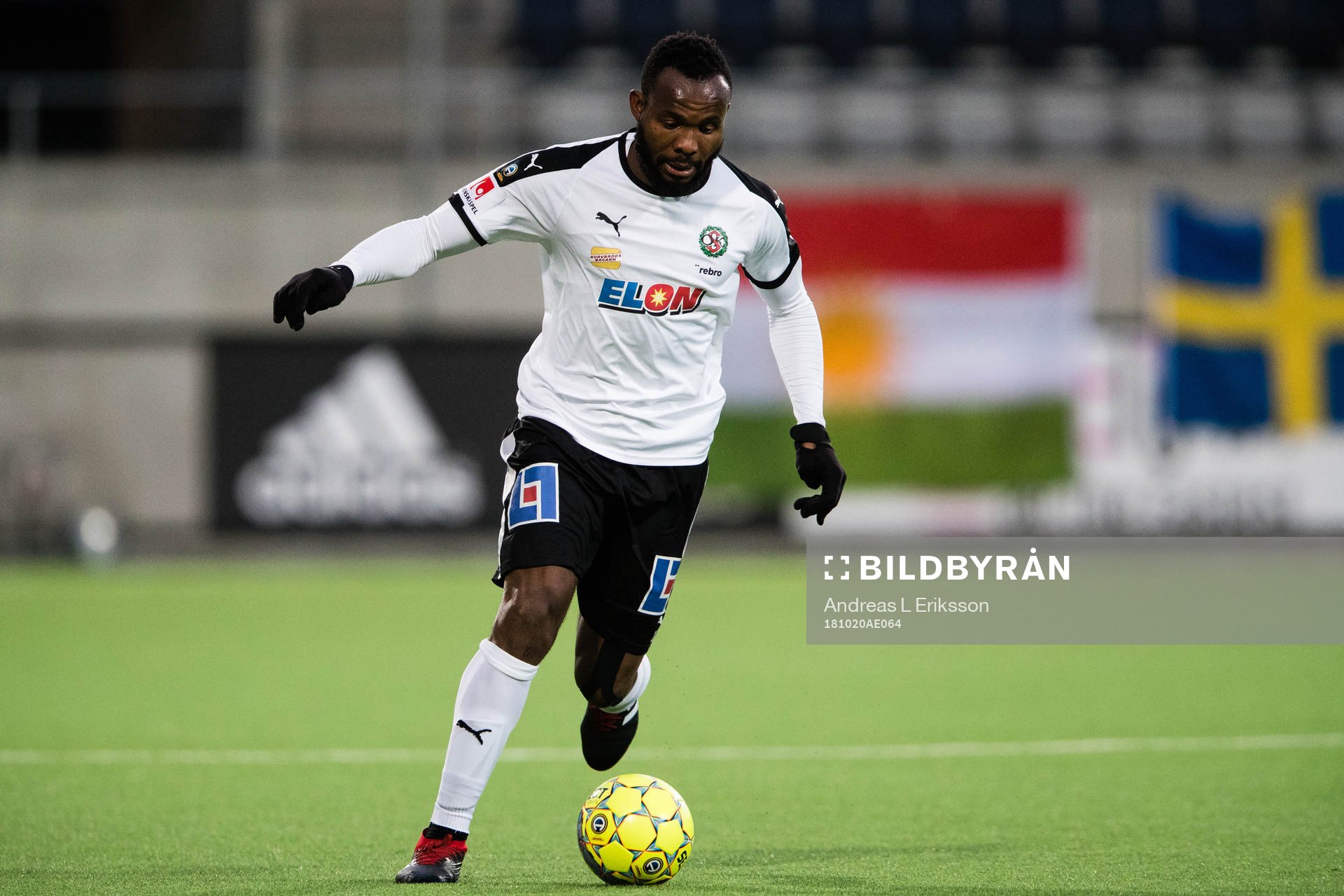 Örebros Michael Junior Omoh med bollen