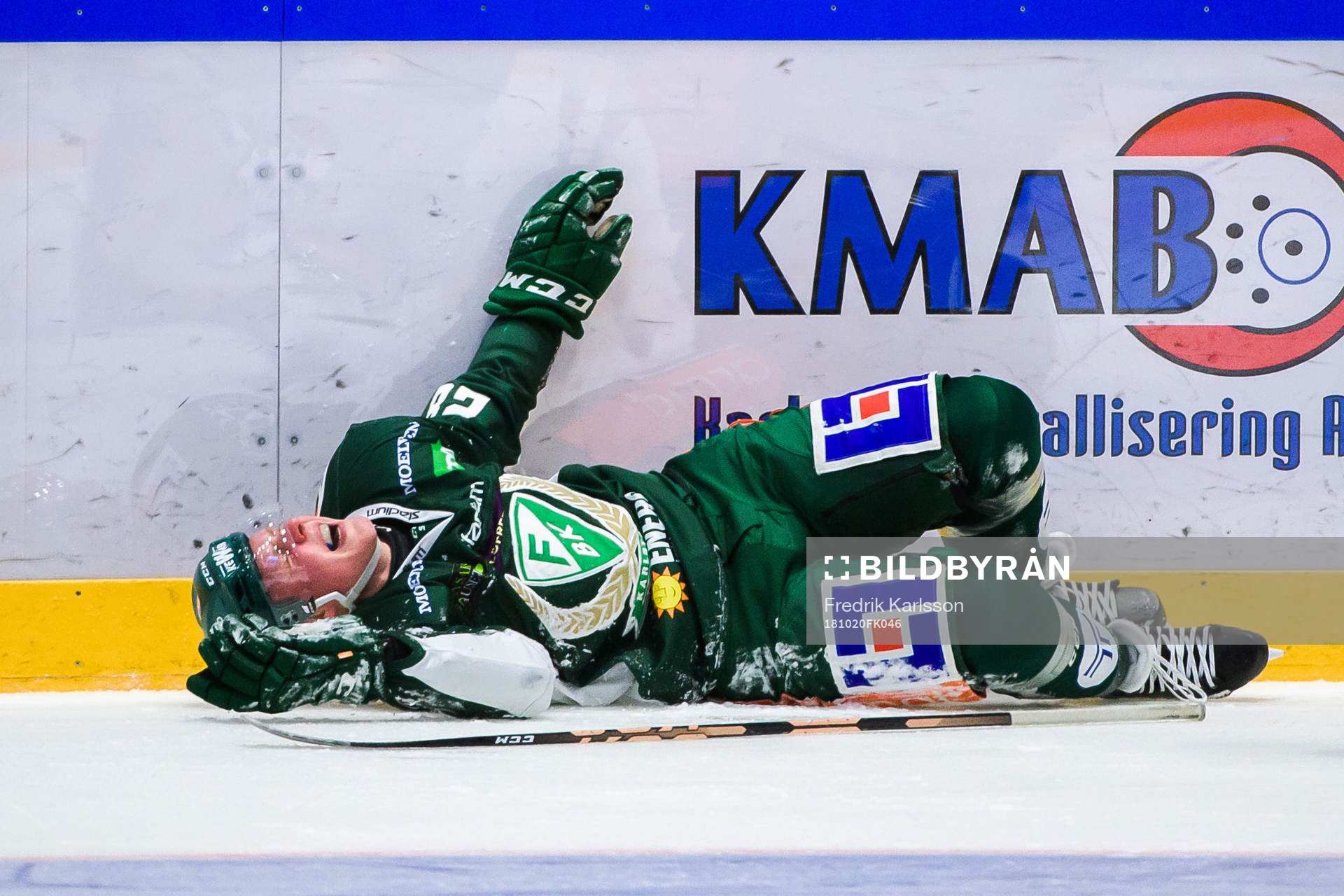 Färjestads Fabian Zetterlund grinar illa