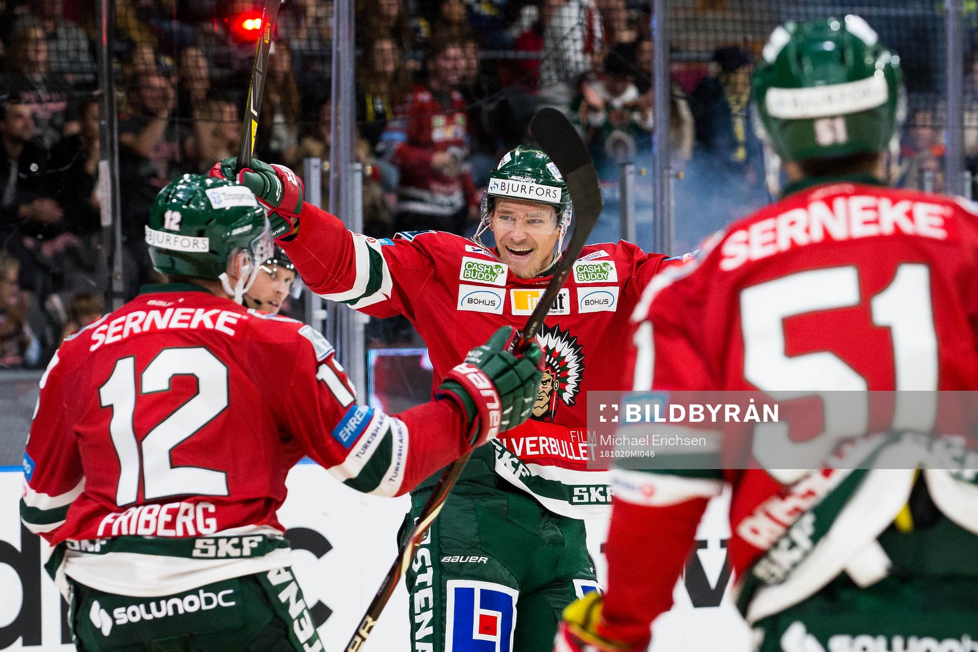 Frölundas Kristoffer Gunnarsson jublar med Max Friberg