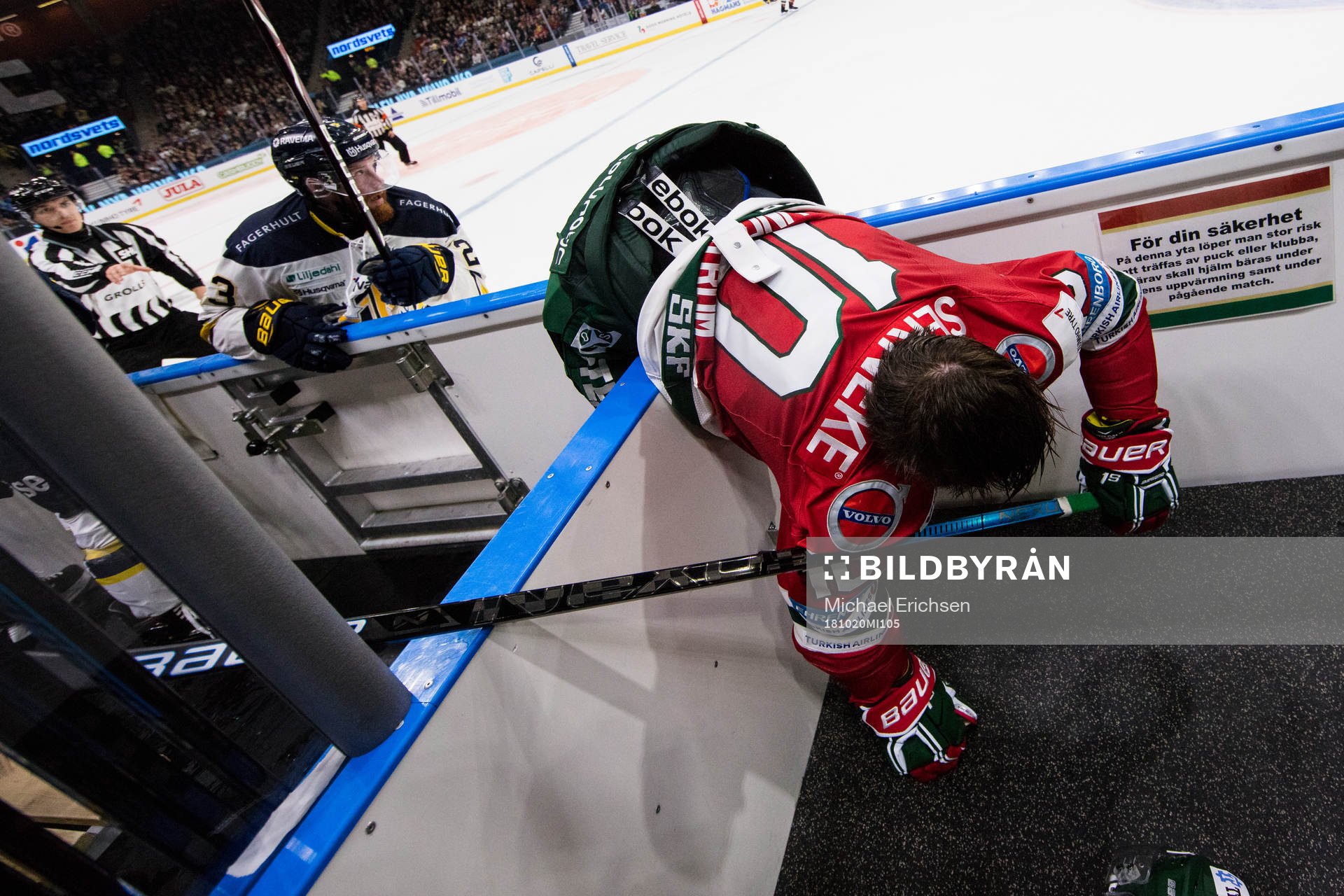s Robin Figren tacklar in Frölundas Gustav Lindström i