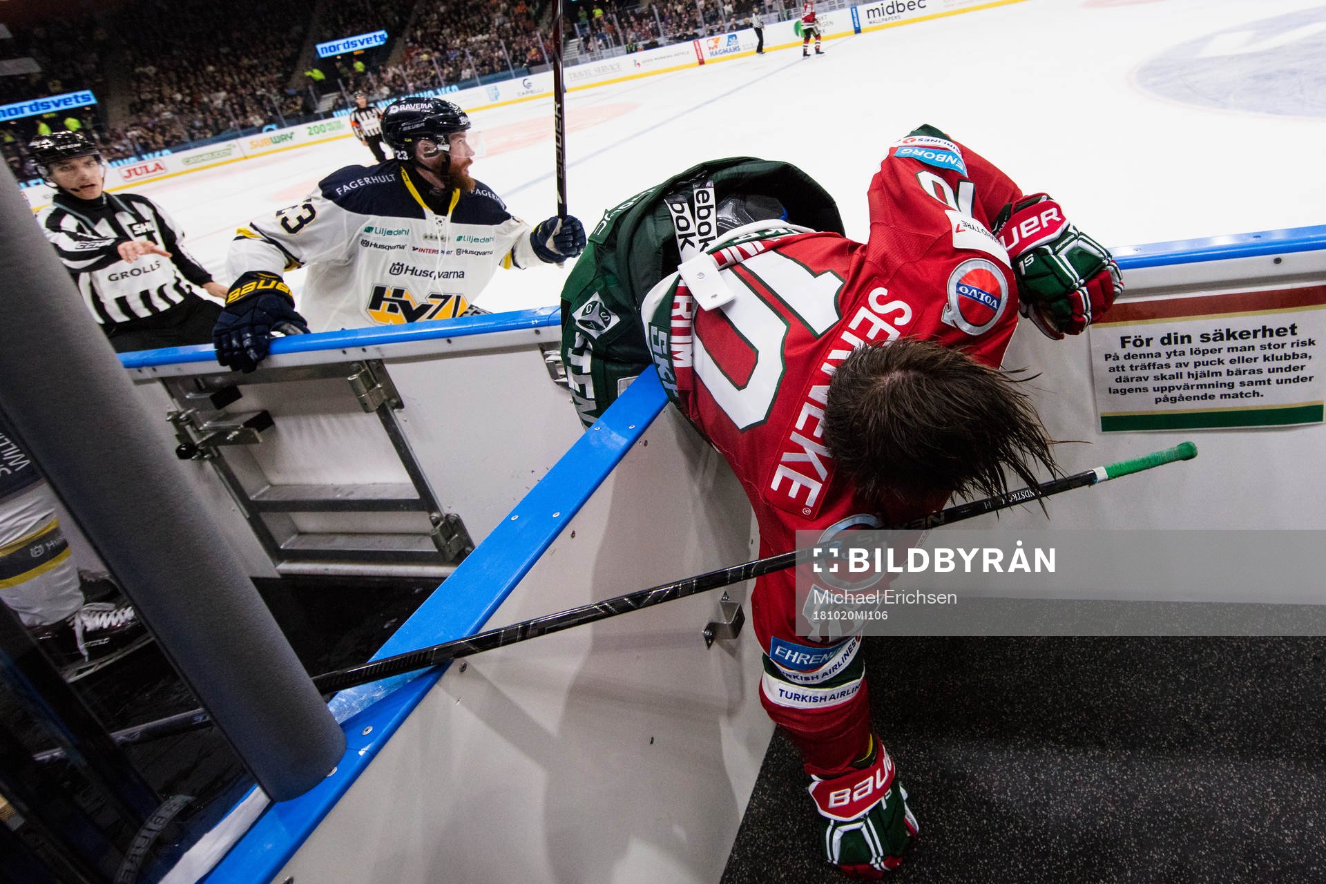 s Robin Figren tacklar in Frölundas Gustav Lindström i