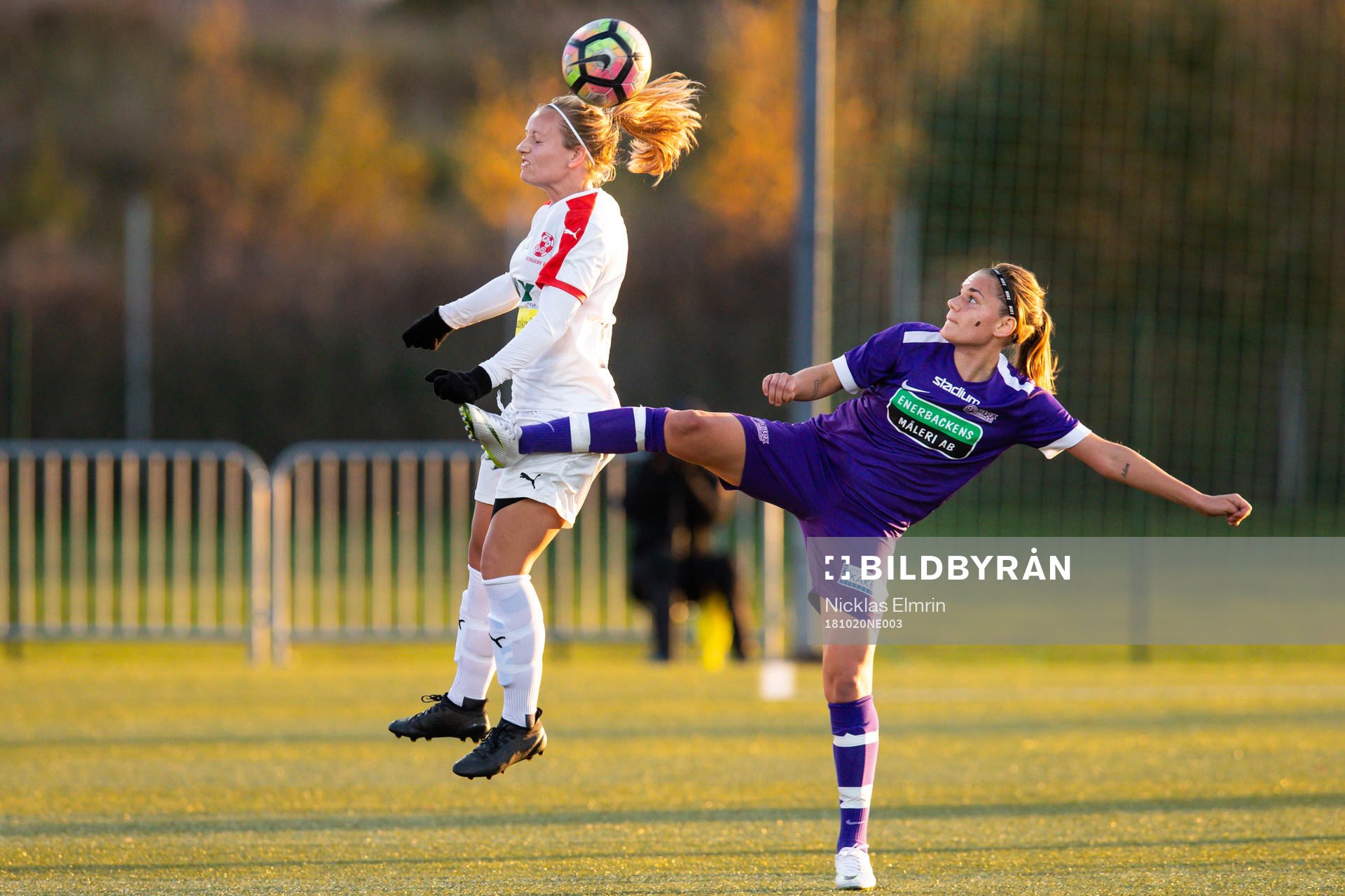 Borgebys Louise Overgaard Persson och Jitex Sarah Mellouk under fotbollsmatchen i kvalet till Elitettan mellan Jitex och Borgeby den 20 oktober 2018 i Mölndal.