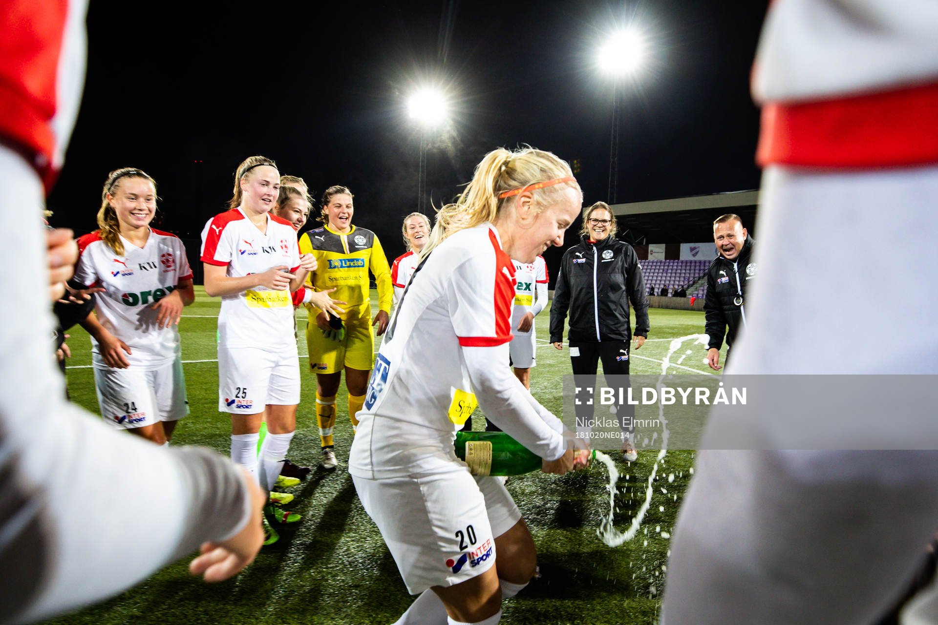 Borgebys Emma Bengtsson jublar med lagkamrater