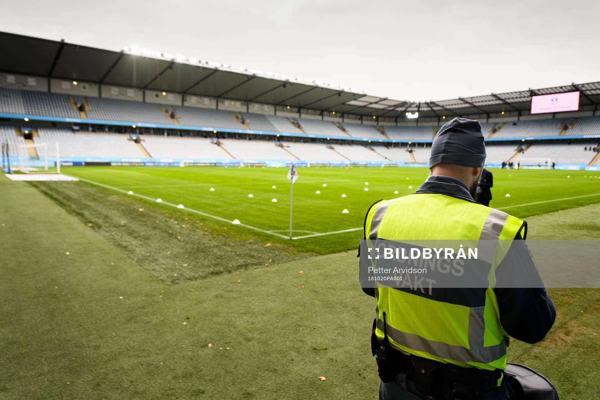 Ordningsvakt blickar utöver Stadion
