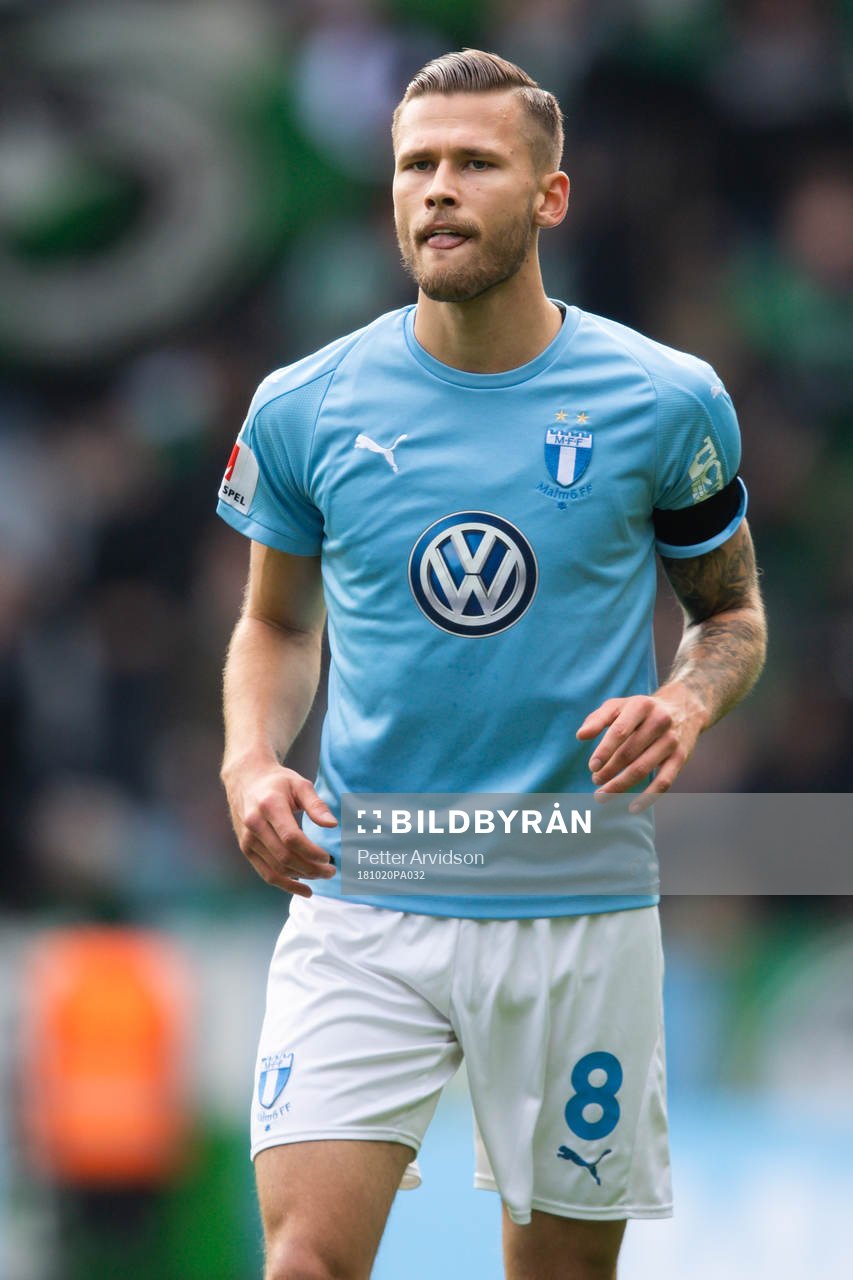 Malmö FFs Arnór Ingvi Traustason med sorgband för att
