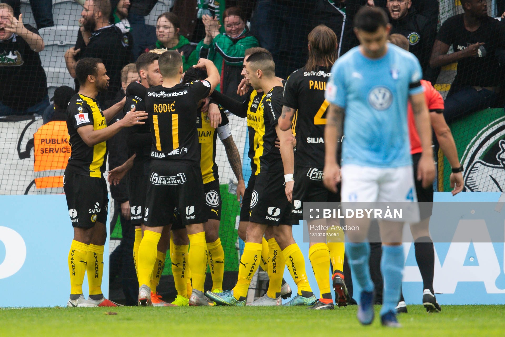 Hammarbys Jiloan Hamad blir omkramad av lagkamrater