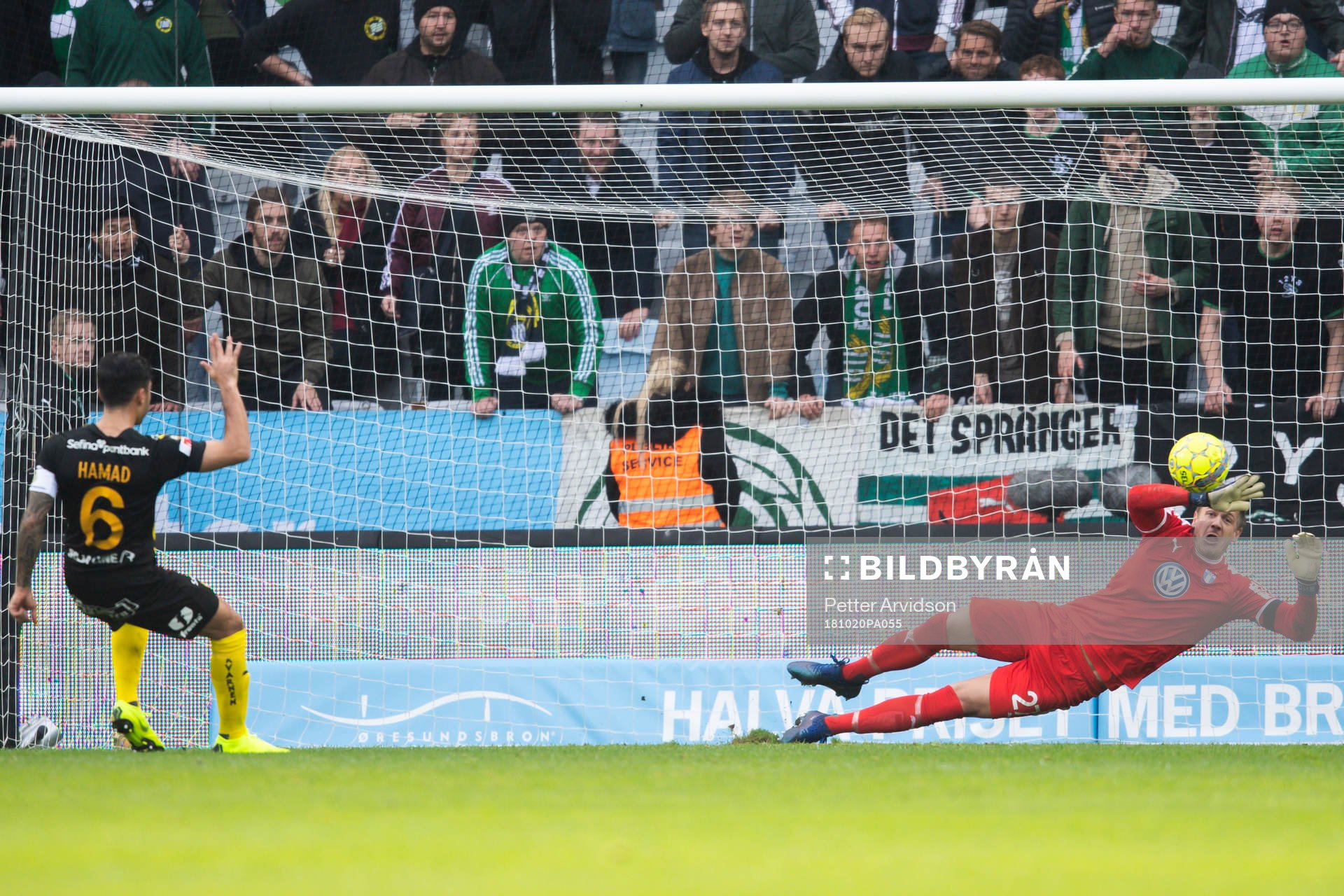 Hammarbys Jiloan Hamad gör 0-1 på Malmö FFs målvakt