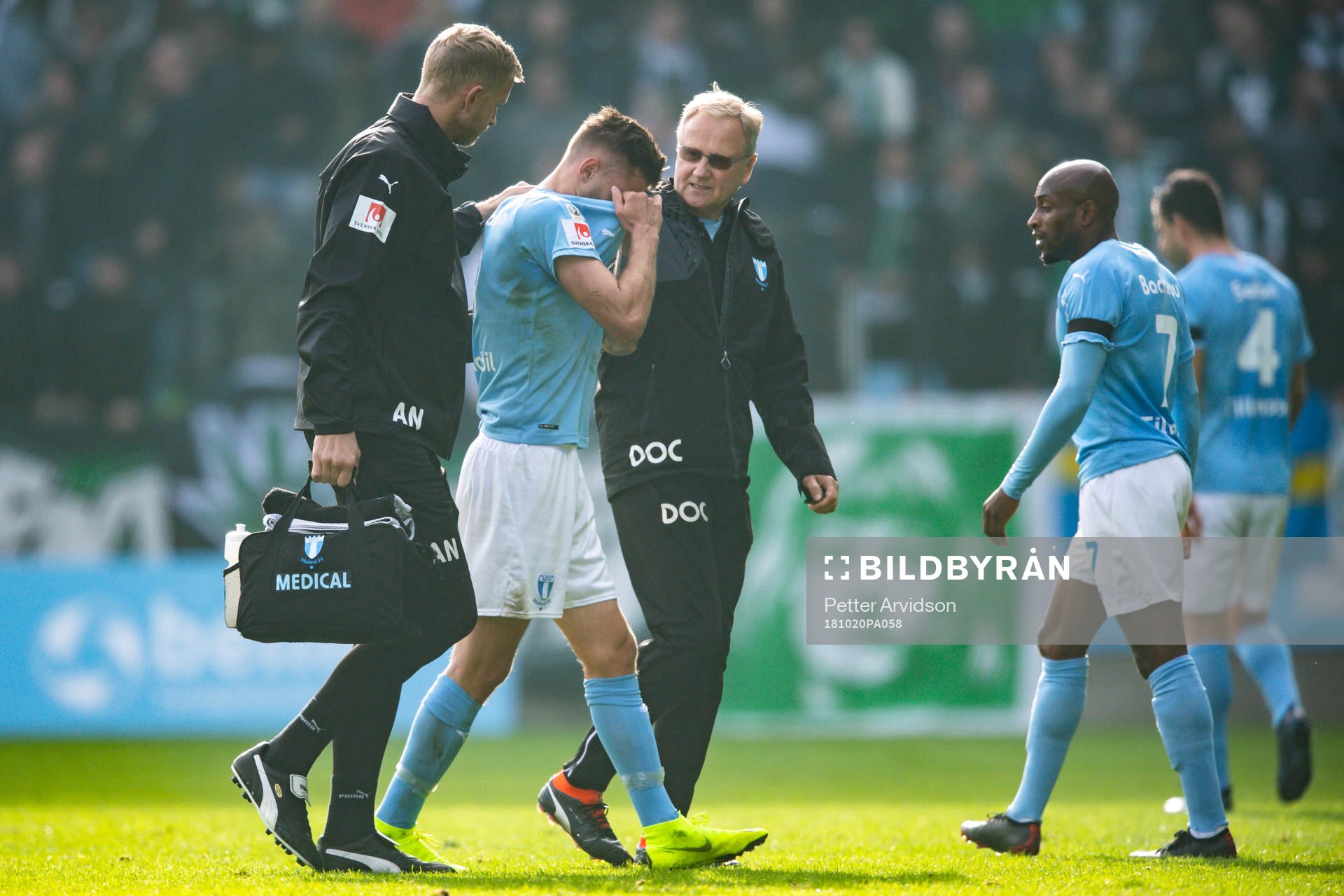 Malmö FFs Arnór Ingvi Traustason lämnar planen