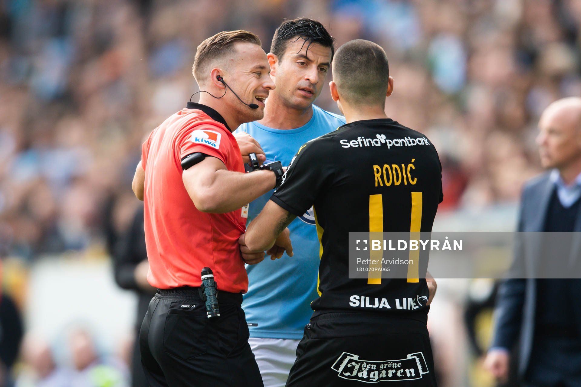 Malmö FFs Behrang Safari och Hammarbys Vladimir Rodic i en