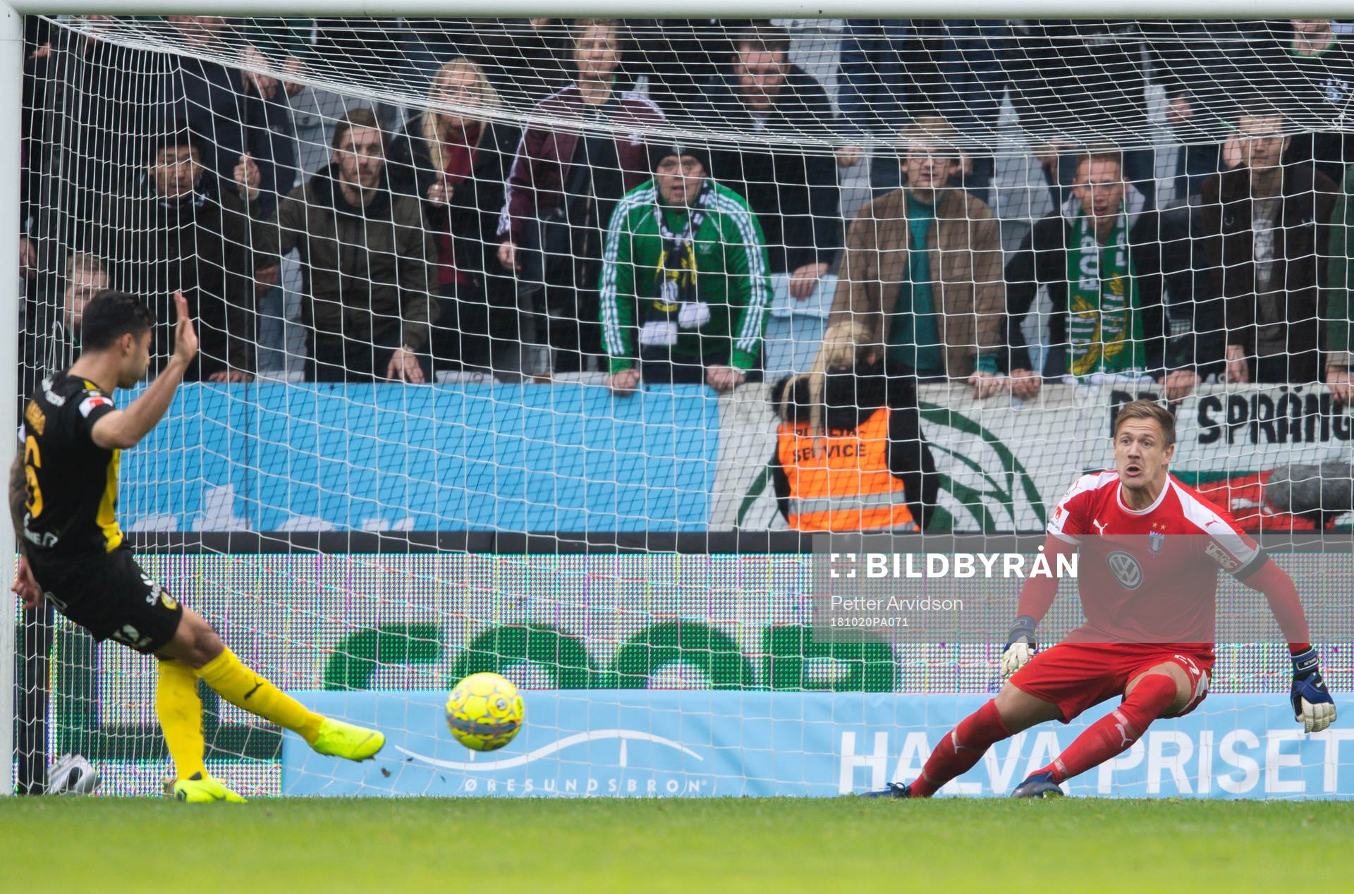 Hammarbys Jiloan Hamad gör 0-1 på straff bakom Malmö FFs