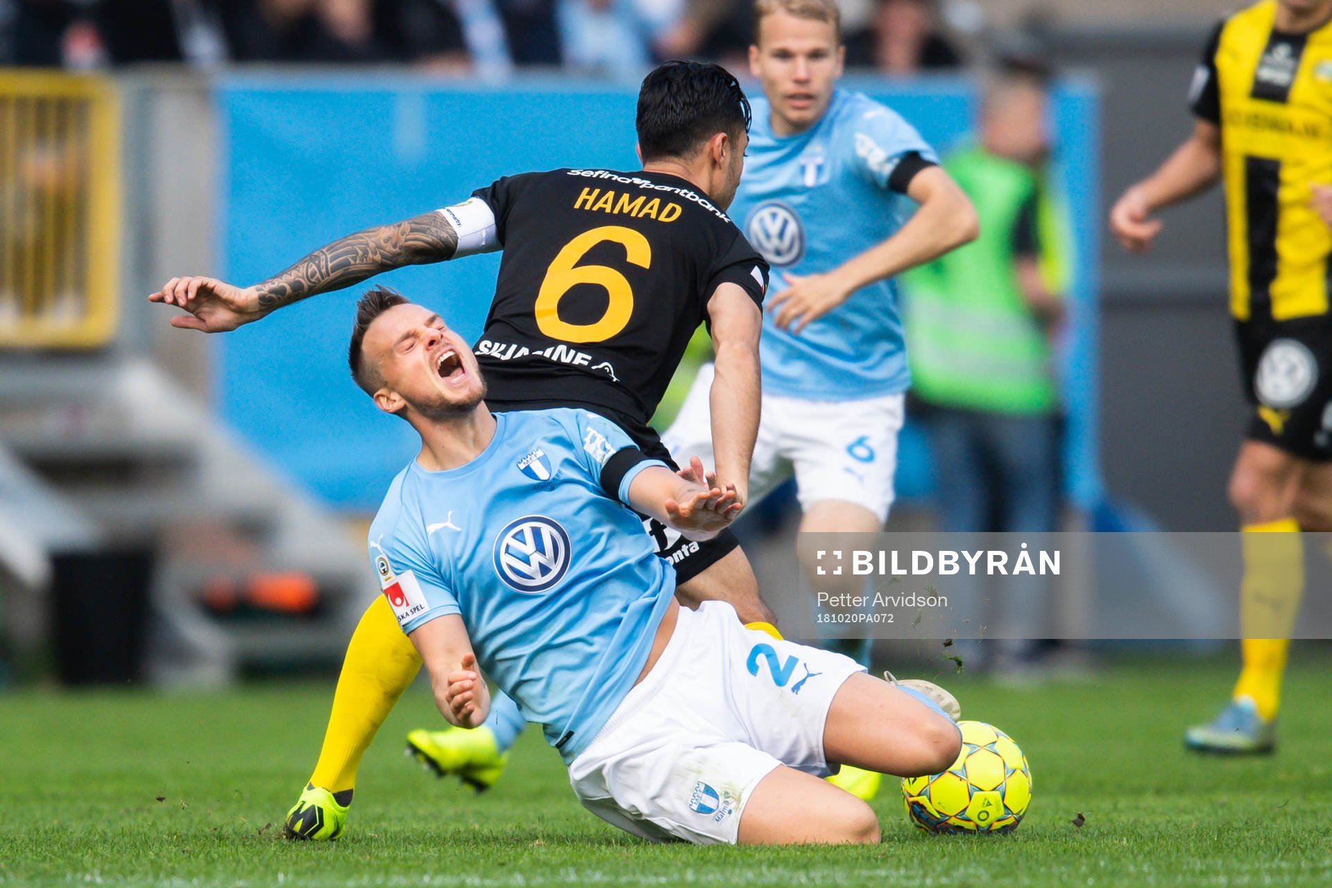 Malmö FFs Eric Larsson faller i en kamp med Hammarbys