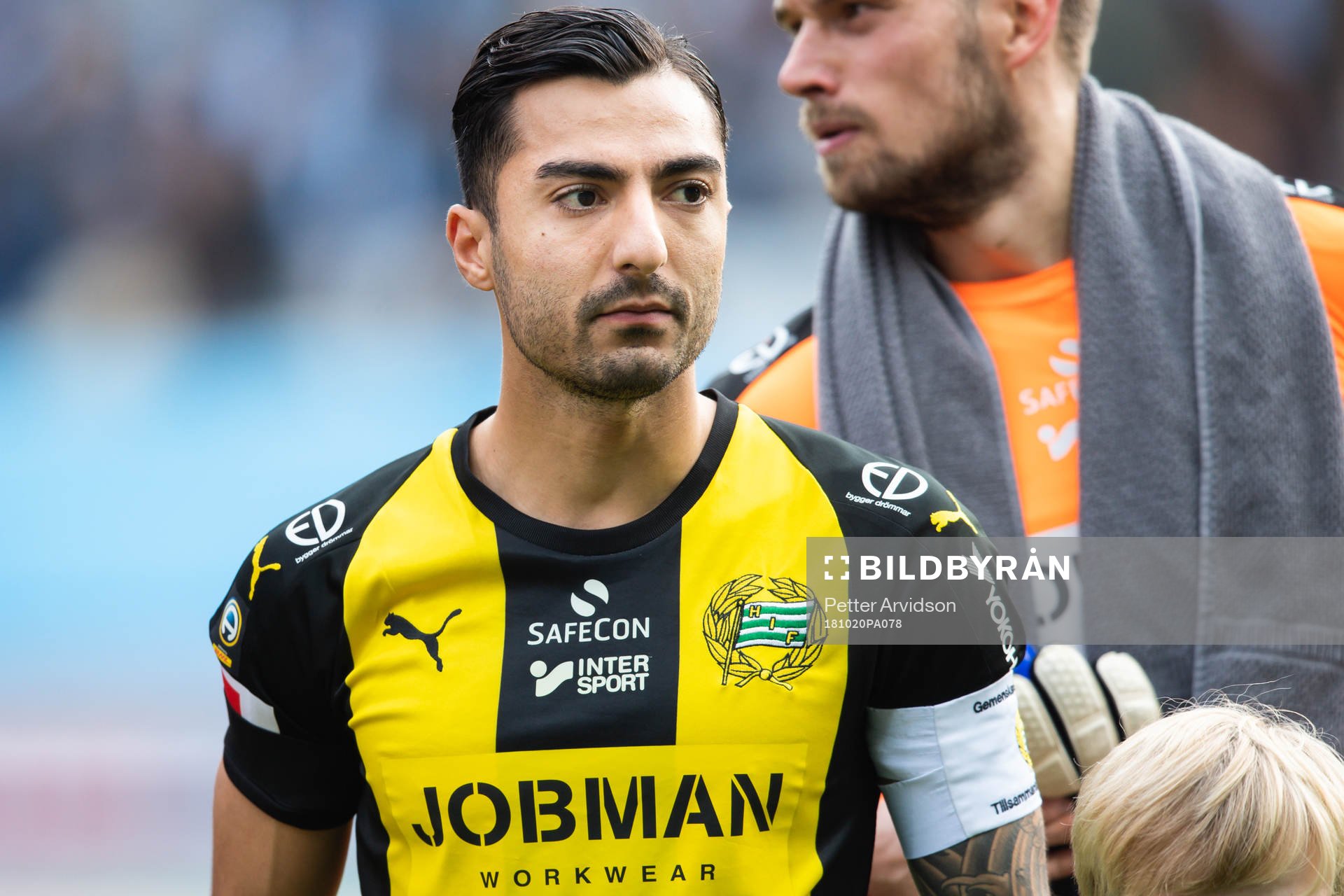 Hammarbys Jiloan Hamad med ett sorgband på vänster arm