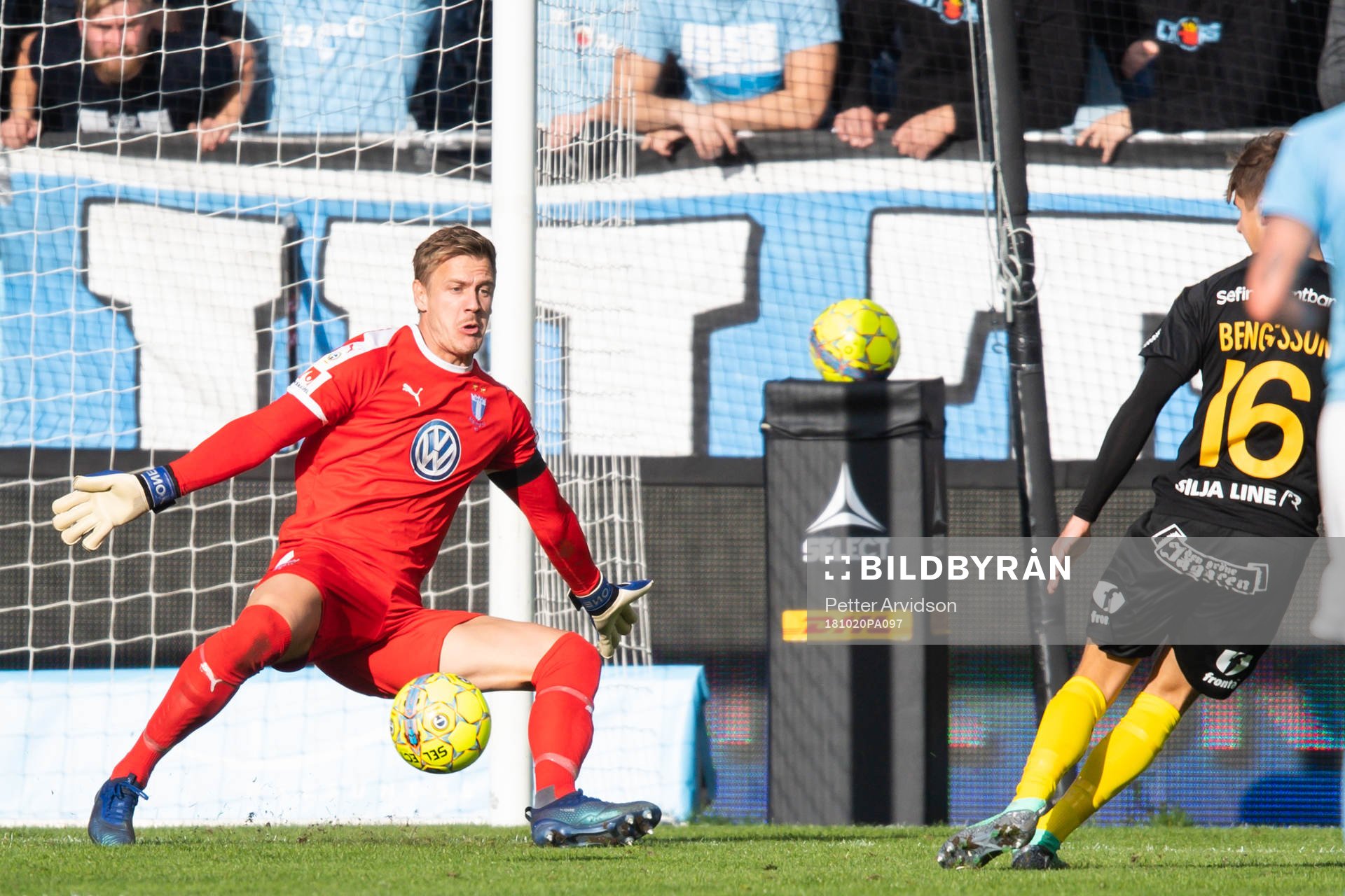 Malmö FFs målvakt Johan Dahlin räddar skott från