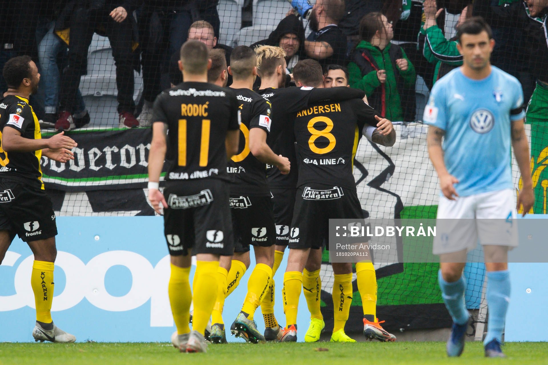 Hammarbys Jiloan Hamad jublar med lagkamrater