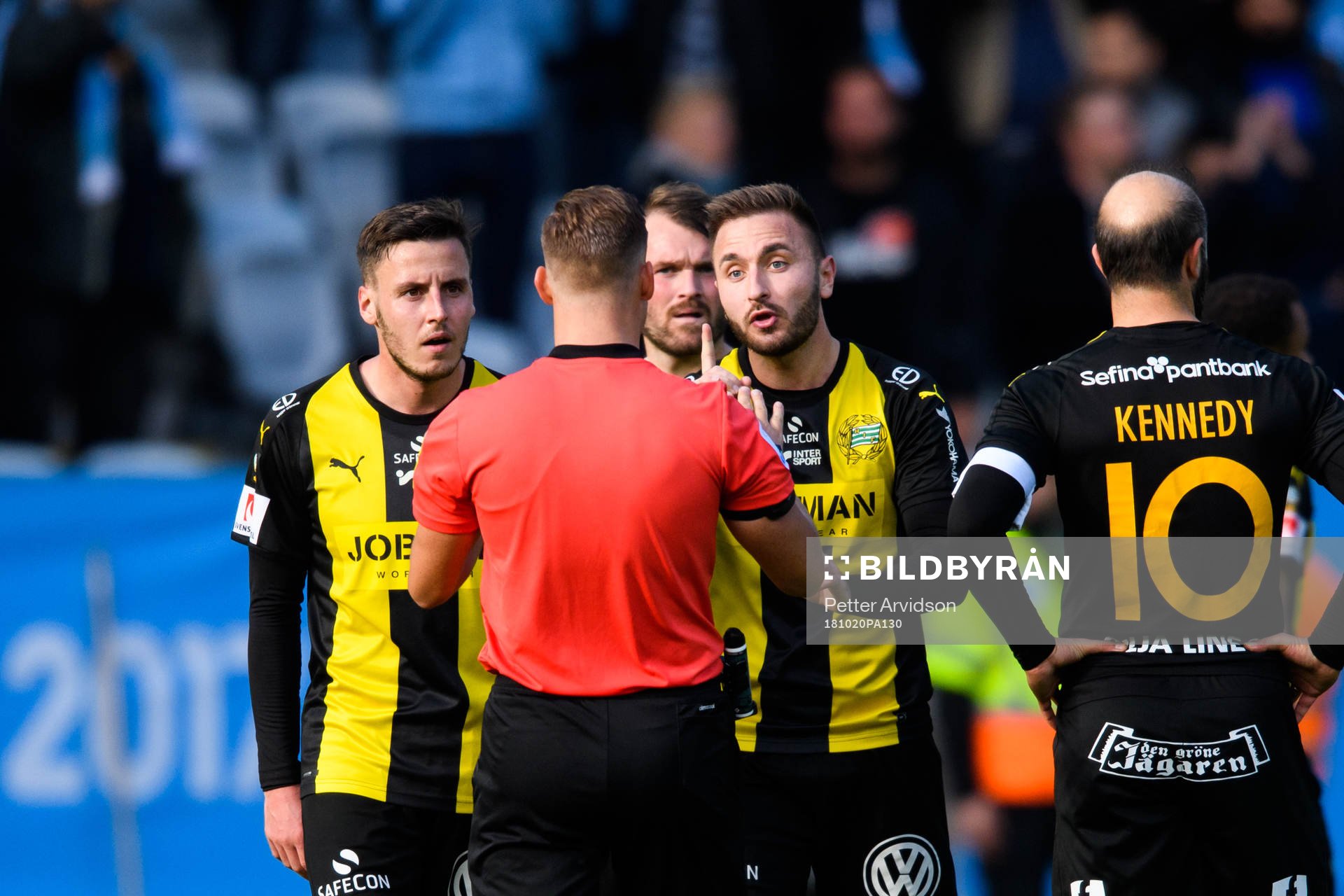 Hammarbys Muamer Tankovic i samtal med domare Kristoffer