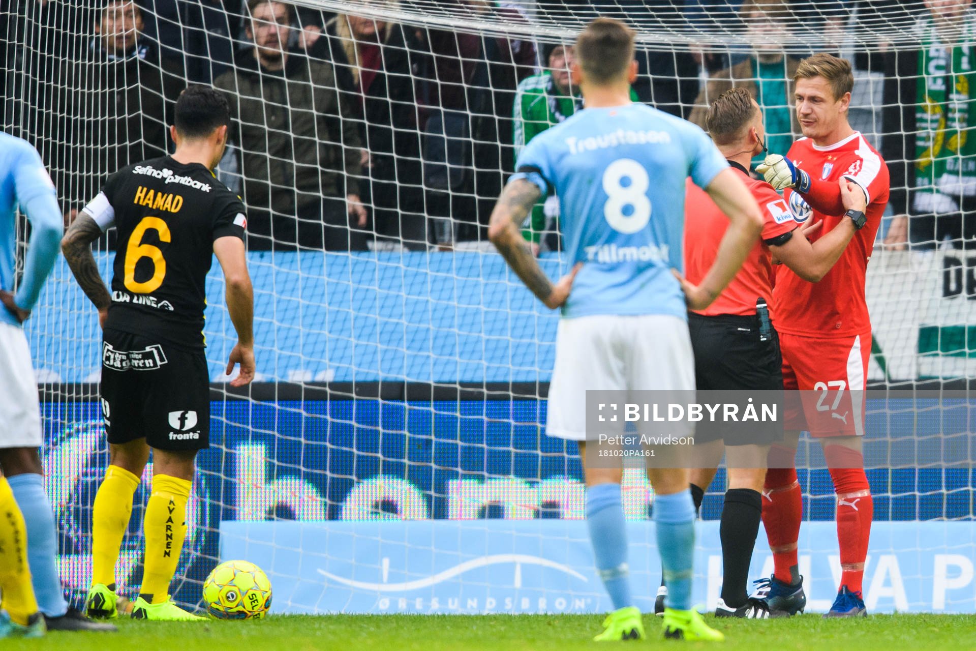 Malmö FFs målvakt Johan Dahlin i samtal med domare