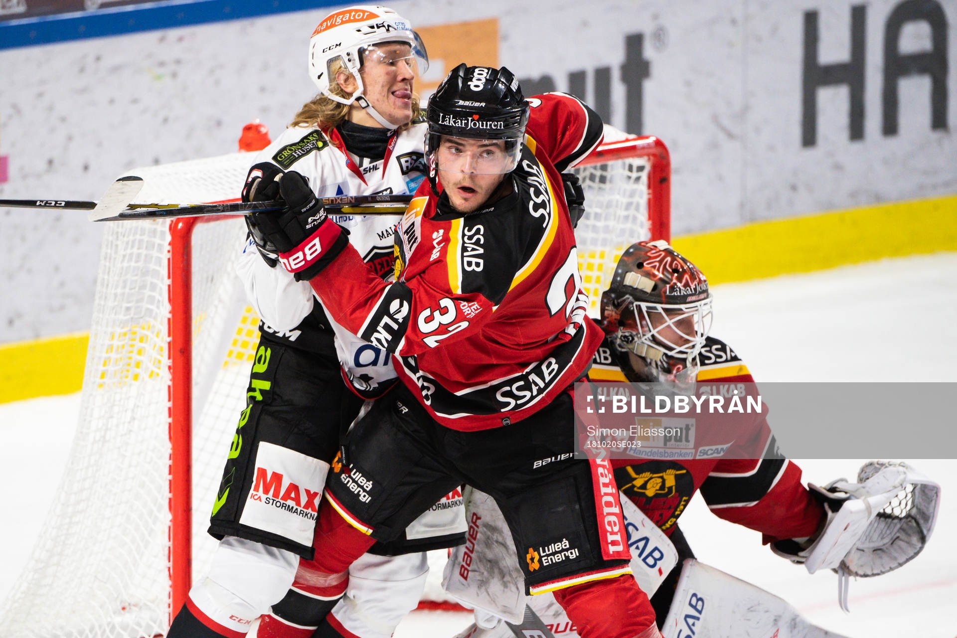 Luleås Oscar Engsund och Malmö Redhawks Marcus Sylvegård