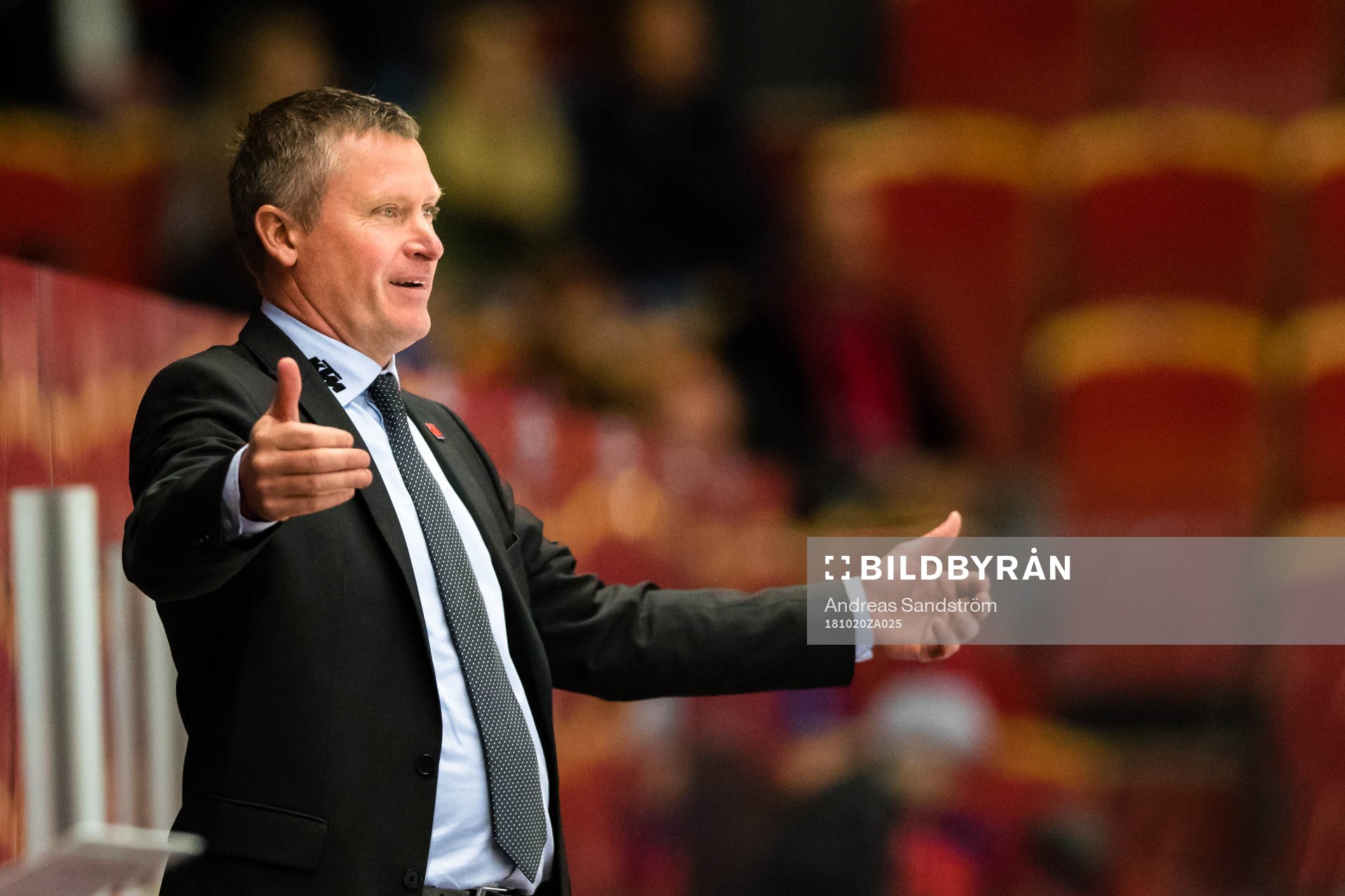 Örebros tränare Niklas Sundblad reagerar
