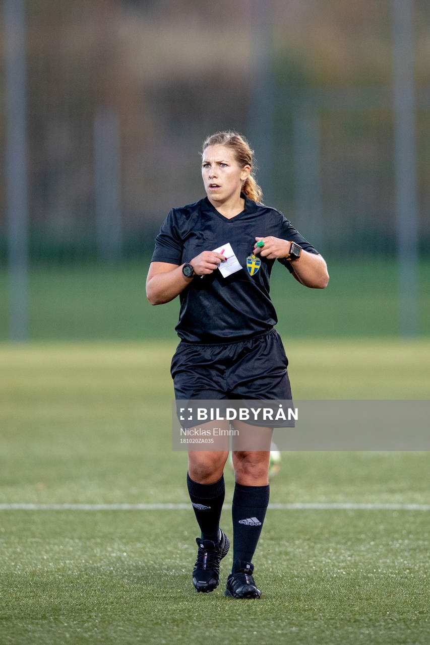 Domaren Elsa Nylander under fotbollsmatchen i kvalet till Elitettan mellan Jitex och Borgeby den 20 oktober 2018 i Mölndal. 