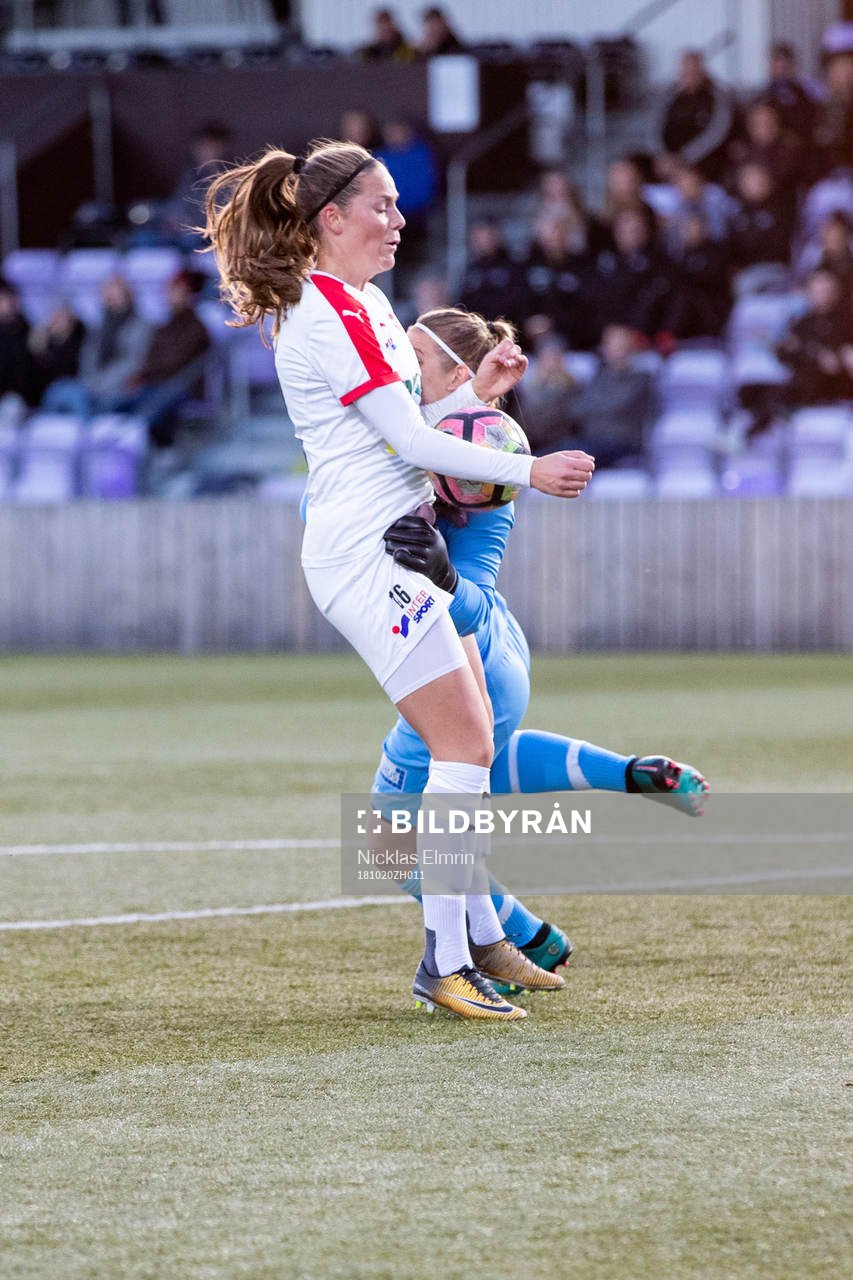 Borgebys Mathilda Holmberg krockar med Jitex målvakt Sara Björck innan 1-0 målet under fotbollsmatchen i kvalet till Elitettan mellan Jitex och Borgeby den 20 oktober 2018 i Mölndal. 