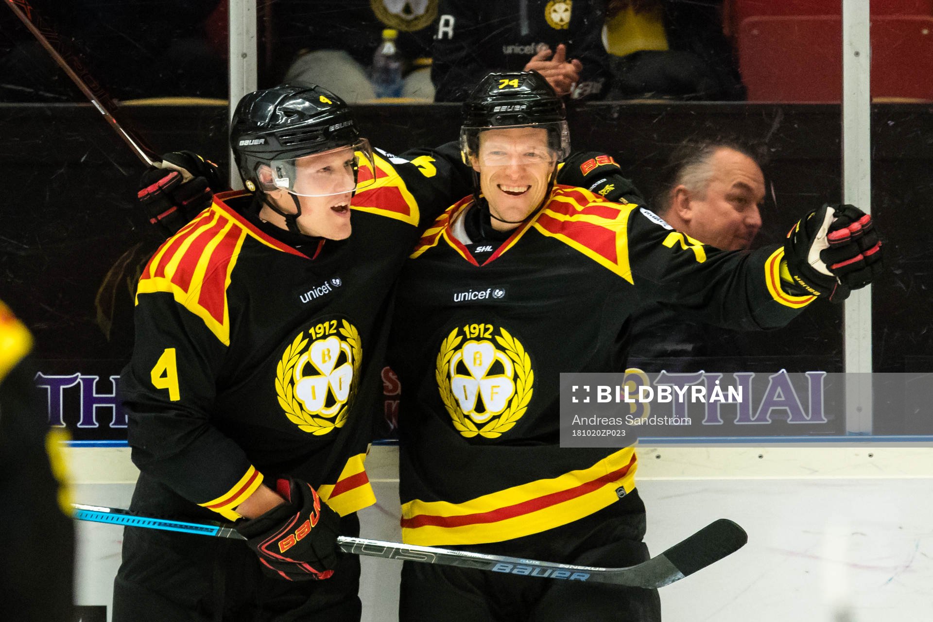Brynäs Nicklas Danielsson (h) jublar med Brynäs Niclas