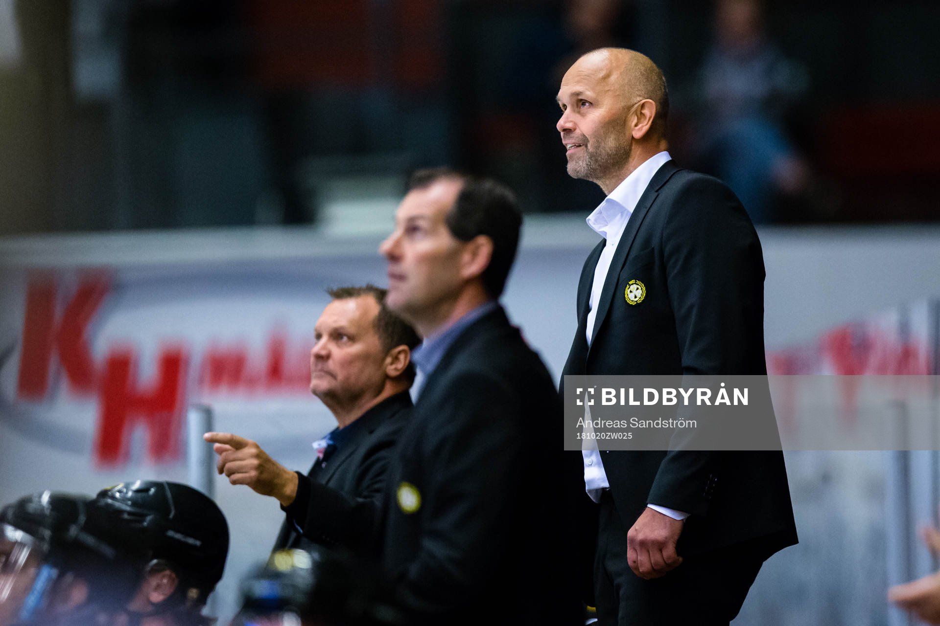 Brynäs tränare Tommy Sjödin reagerar i slutsekunden av