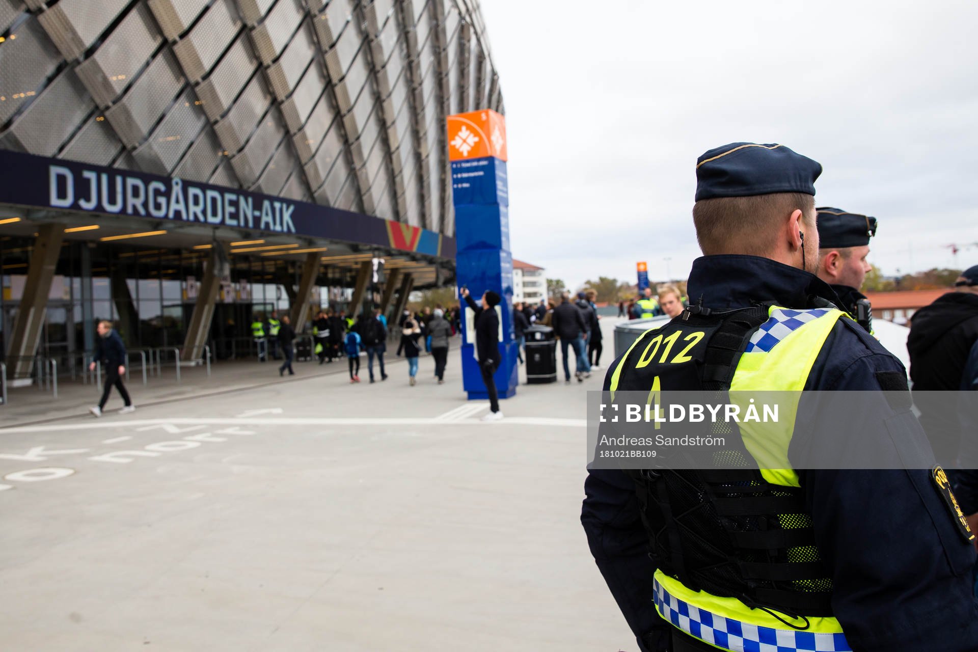 Poliser utanför Tele2 Arena