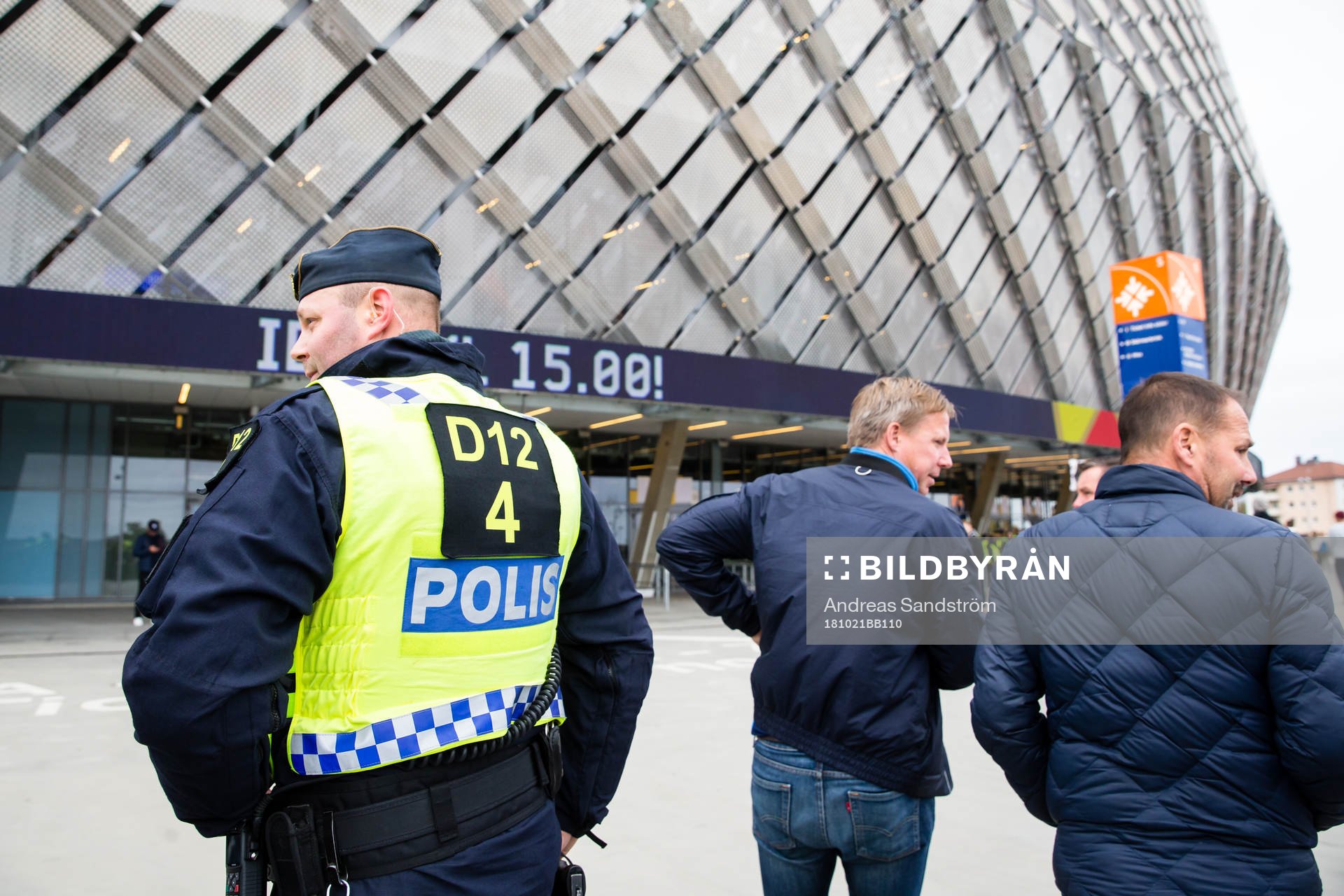 Poliser utanför Tele2 Arena