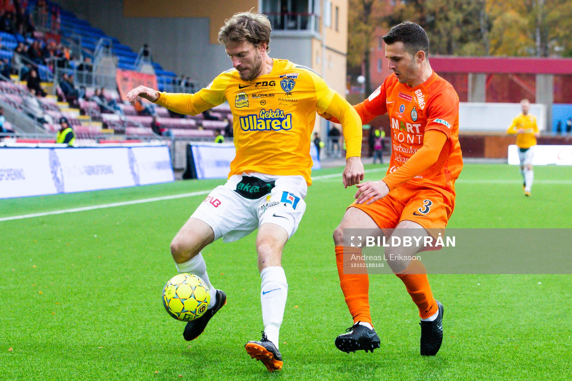Falkenbergs Karl Söderström och AFC Eskilstunas Kadir Hodic under fotbollsmatchen i Superettan mellan AFC Eskilstuna och Falkenberg den 21 oktober 2018 i Stockholm.